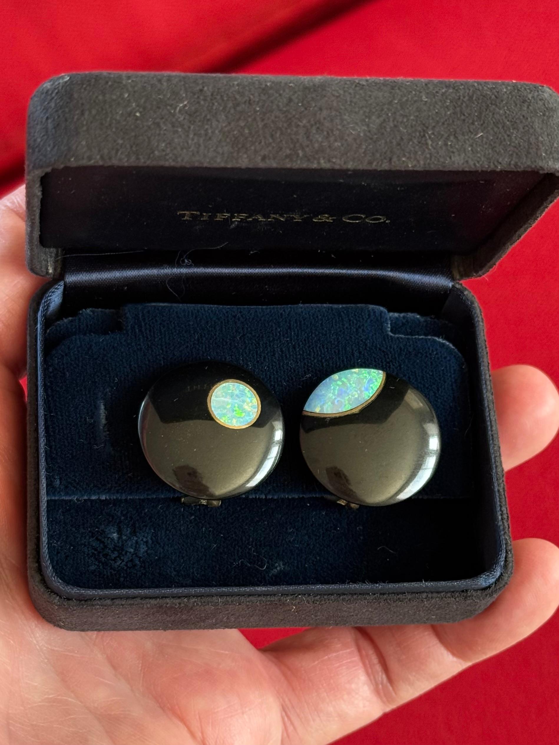 Tiffany & Co Oro de 18 quilates Angela Cummings Jade negro Ópalo australiano 
Pendientes de clip de disco
 Años 70, Tiffany & Co Pendientes de oro de 18 quilates Angela Cummings Pendientes de clip con disco de ópalo australiano y jade negro. 