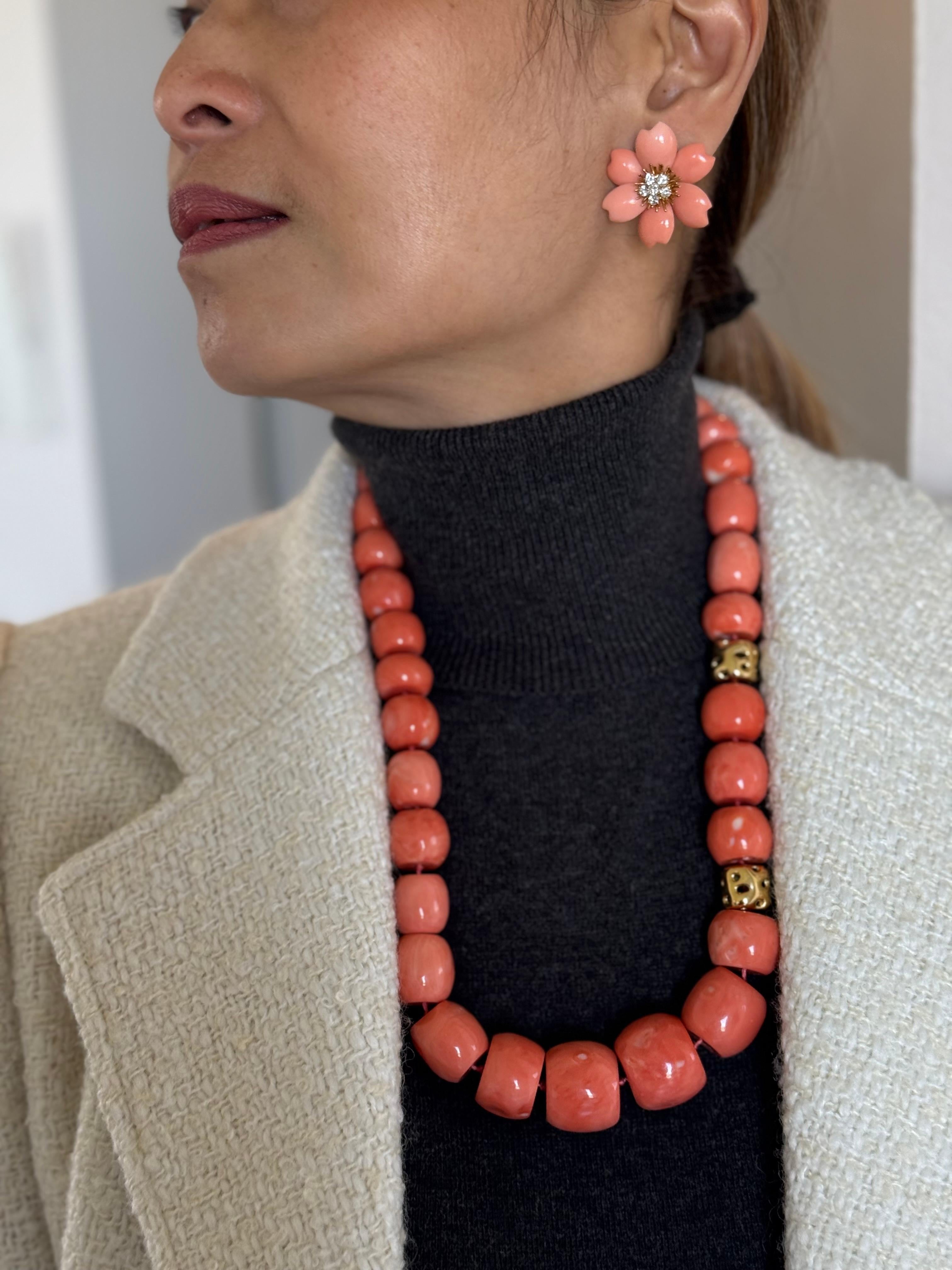 vintage coral necklace designed by Angela Cummings for Tiffany & Co. Cummings was known for incorporating natural materials like coral into her jewelry designs for Tiffany & Co. in the 1970s and 1980s
Angela Cummings began working for Tiffany & Co.
