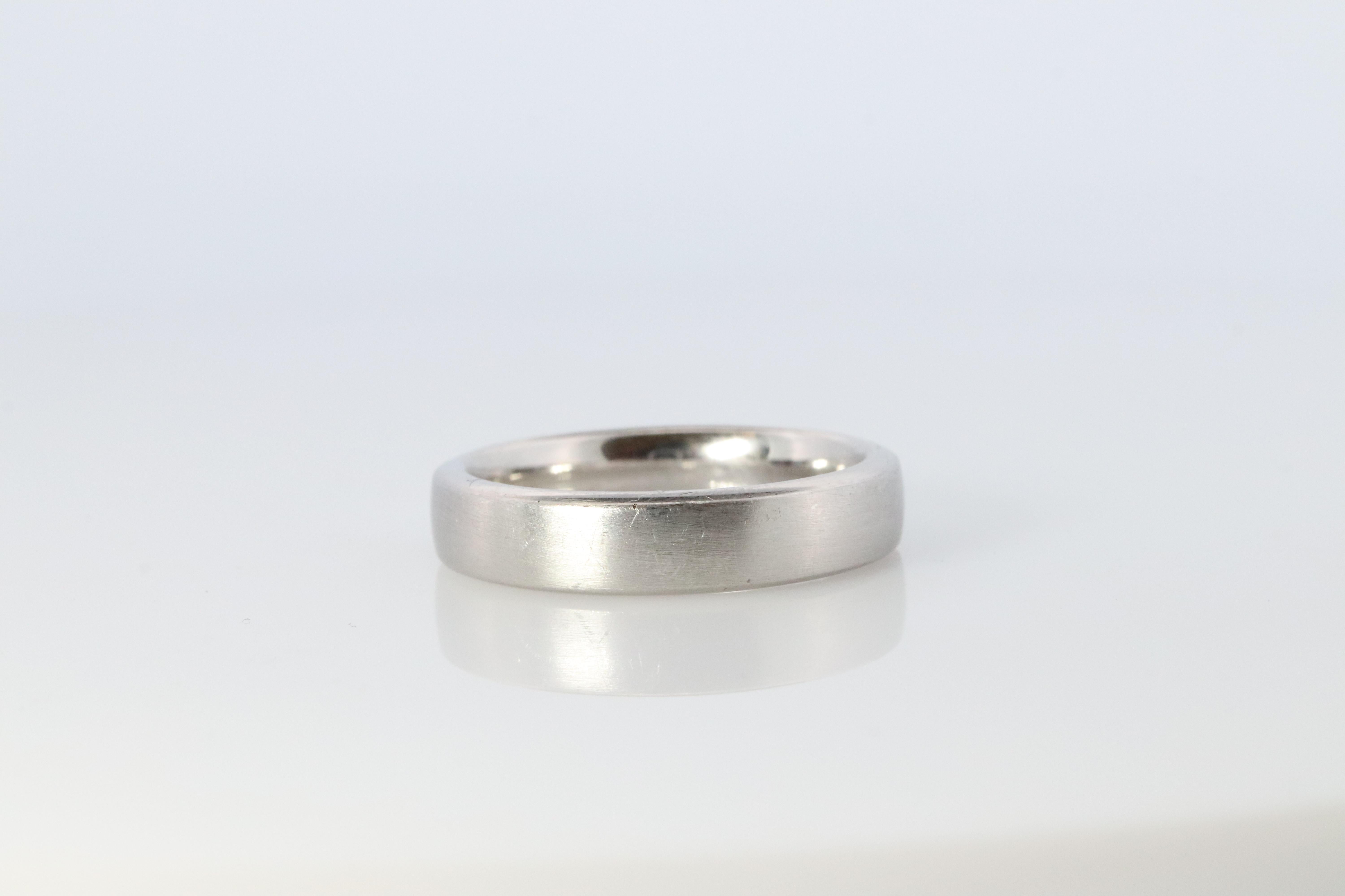 Authentischer Ring von Tiffany und Co. Charles Tiffany 5 mm Band aus Platin-Satin mit Platin-Fassung. im Zustand „Gut“ im Angebot in Port Charlotte, FL