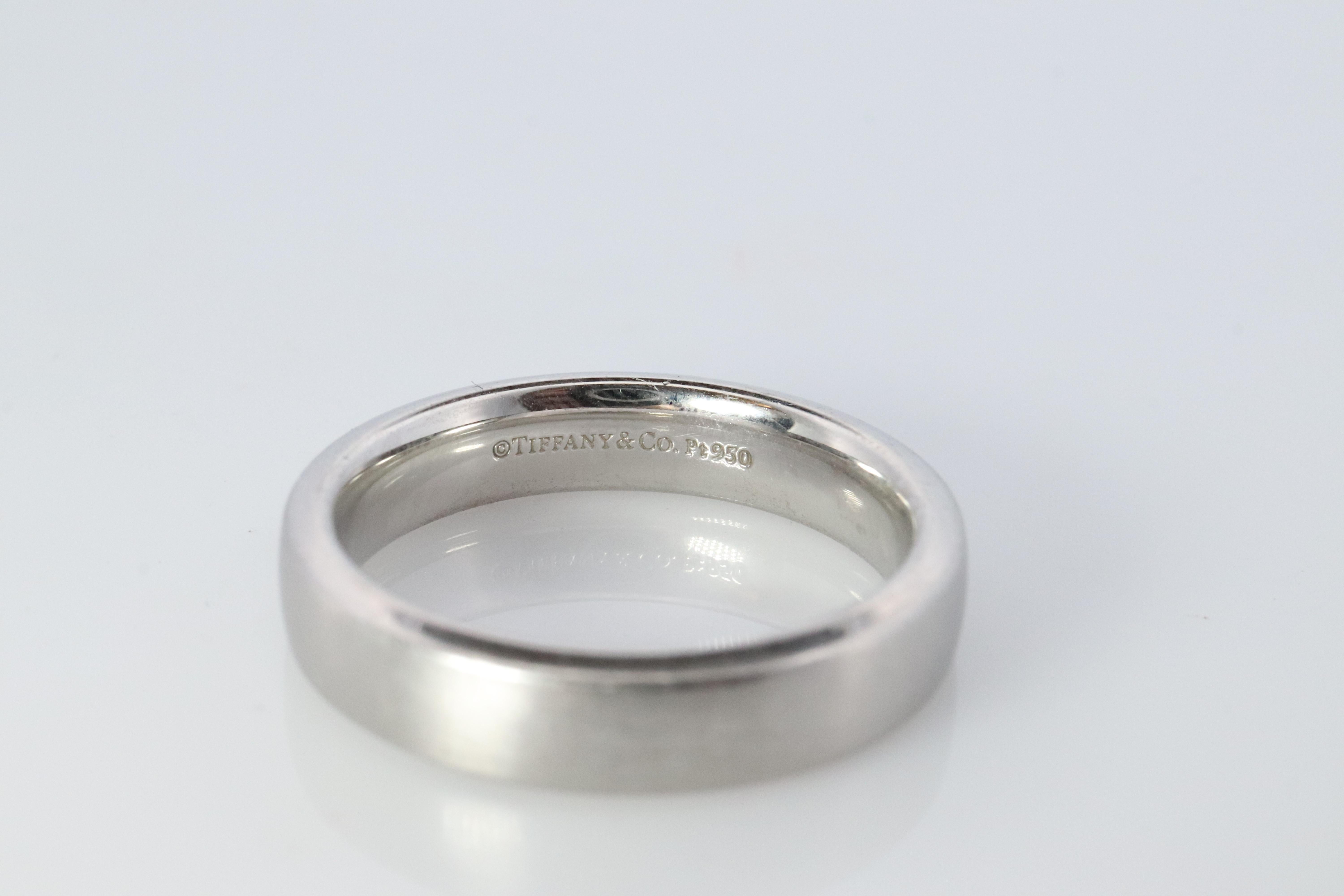 Authentischer Ring von Tiffany und Co. Charles Tiffany 5 mm Band aus Platin-Satin mit Platin-Fassung. Herren im Angebot