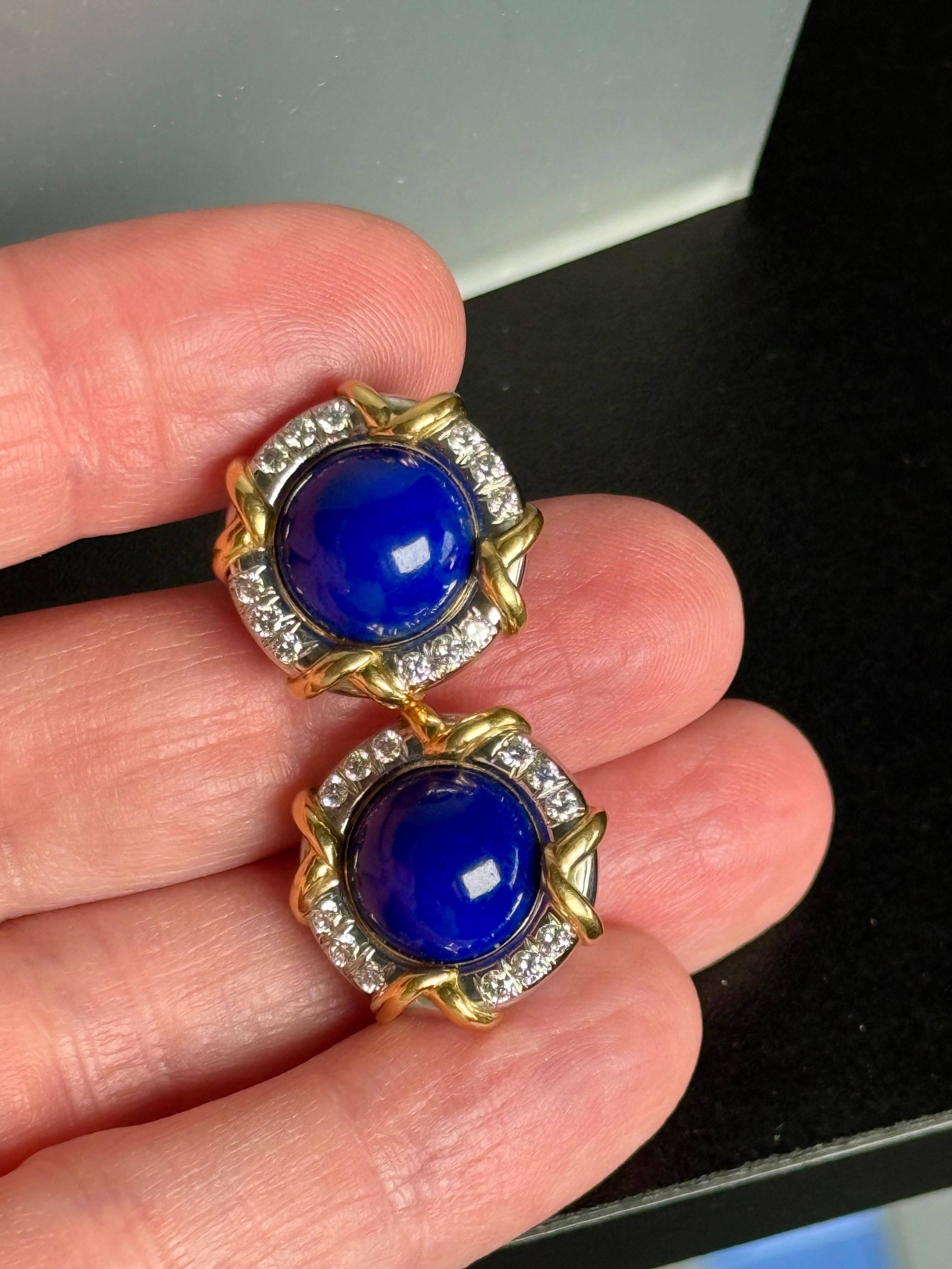 Orecchini con diamanti di Lapislazzuli Tiffany & Co.
Vintage By 1985 
Oro bianco, giallo e platino a 18 carati.
Diametro di 3/4 di pollice.
24 diamanti rotondi DEF VVS/ circa 0,96 carati in totale
Schienale a leva, il palo può essere aggiunto se