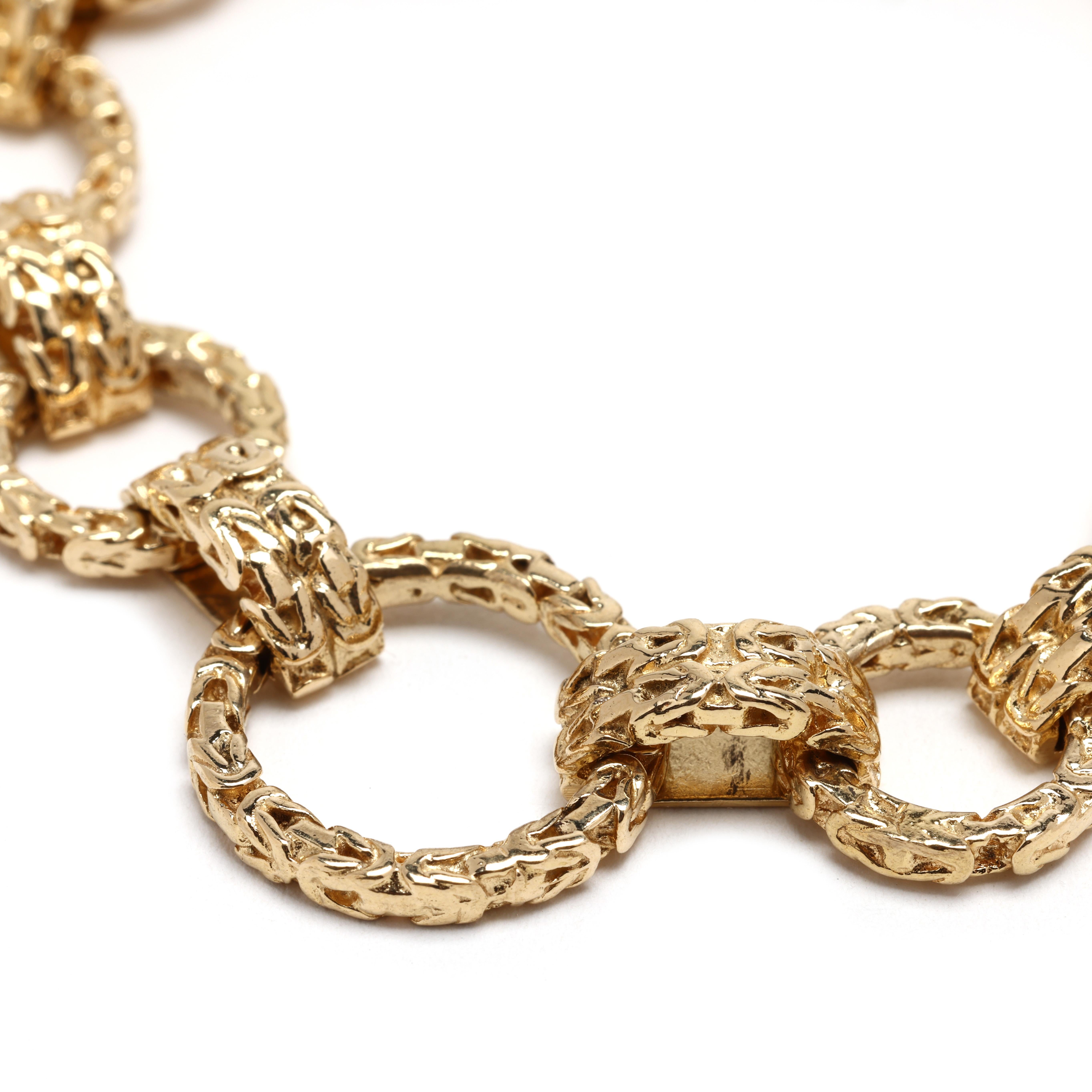 Ajoutez une élégance intemporelle à votre collection avec cette exquise pièce de Tiffany & Co. Bracelet à maillons byzantins, réalisé en luxueux or jaune 18 carats. Ce bracelet de 7,5 pouces présente un motif tissé complexe, mettant en valeur le