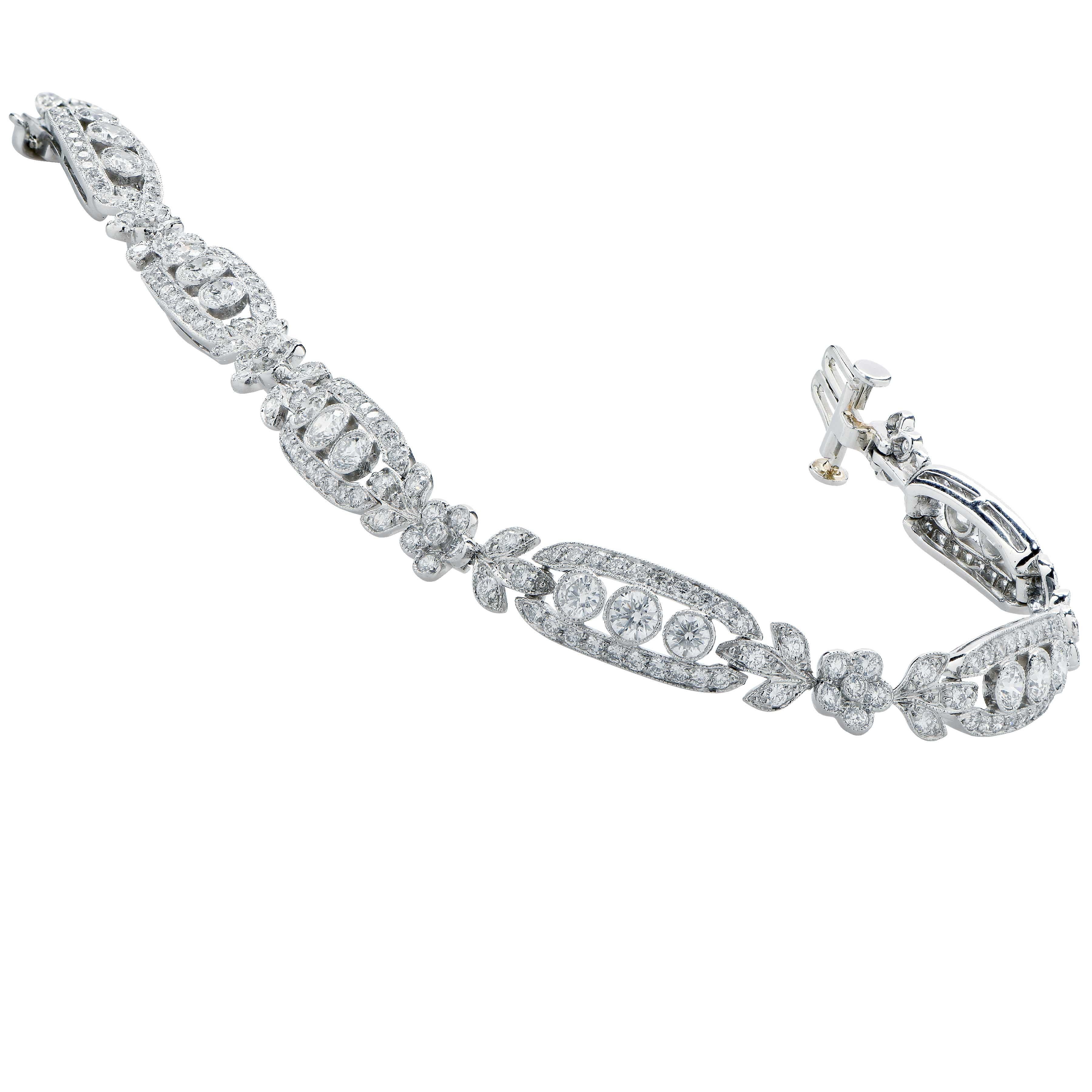 Tiffany and Company Diamond Bracelet in Platinum.
This beautiful bracelet features 240 round brilliant cut diamonds with an estimated total weight of 4.1 carats.
Weight is 20.2 grams