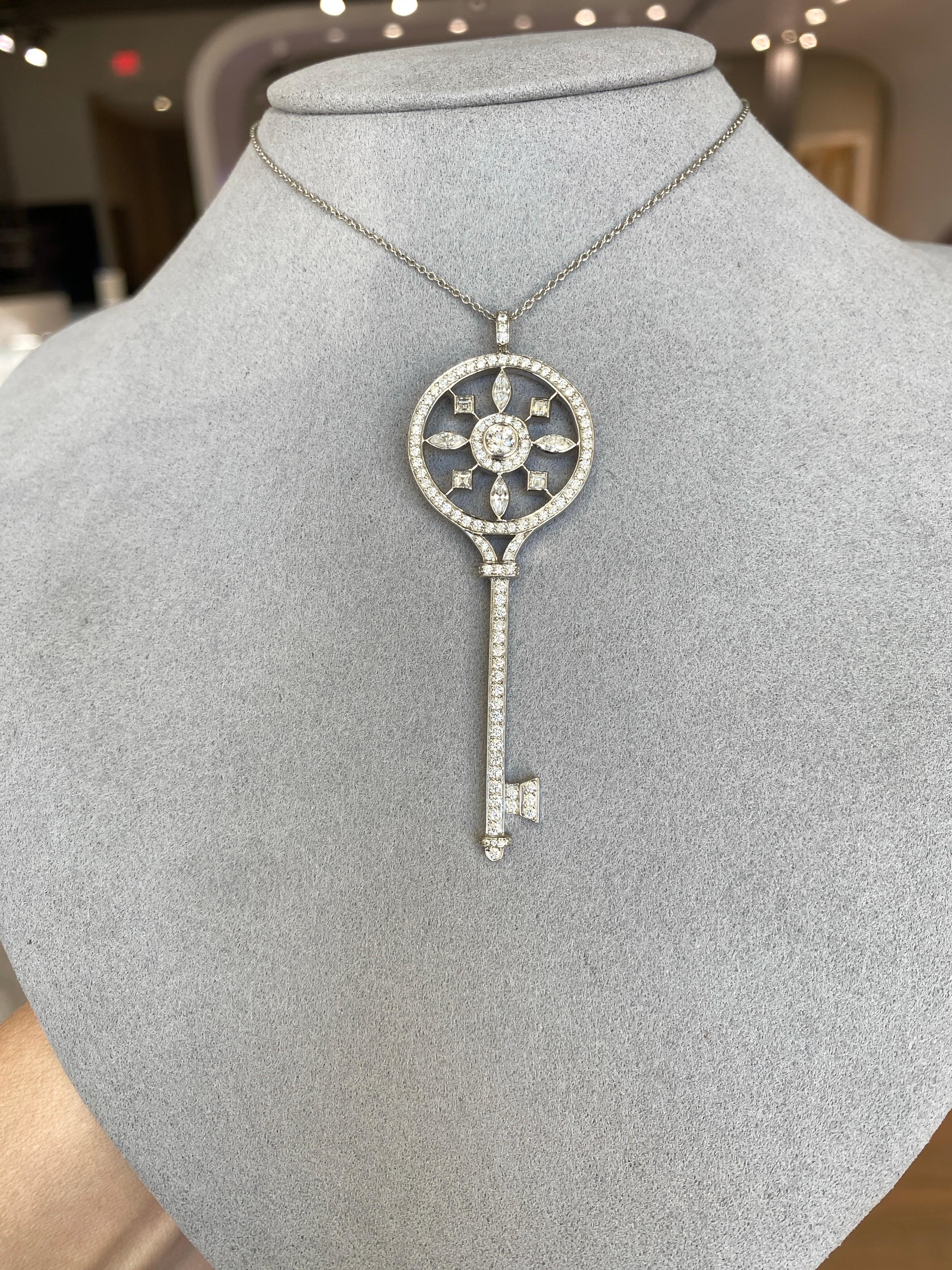 Questa collana squisita presenta un design accattivante ornato da un peso totale di 1,18 carati di diamanti a taglio misto nelle forme marquise, princess e rotondo, per dare un tocco radioso a qualsiasi outfit. Realizzato in platino di prima