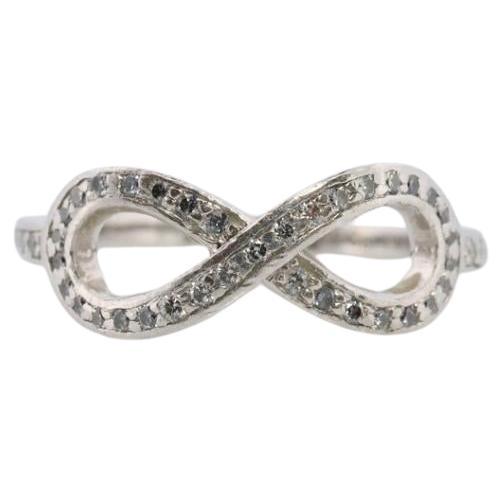 Tiffany und Co. Diamantring. Platin Unendlichkeitsdiamantband aus Platin. Unendliche Schleife
