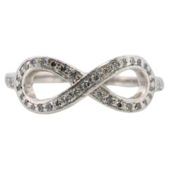 Tiffany und Co. Diamantring. Platin Unendlichkeitsdiamantband aus Platin. Unendliche Schleife