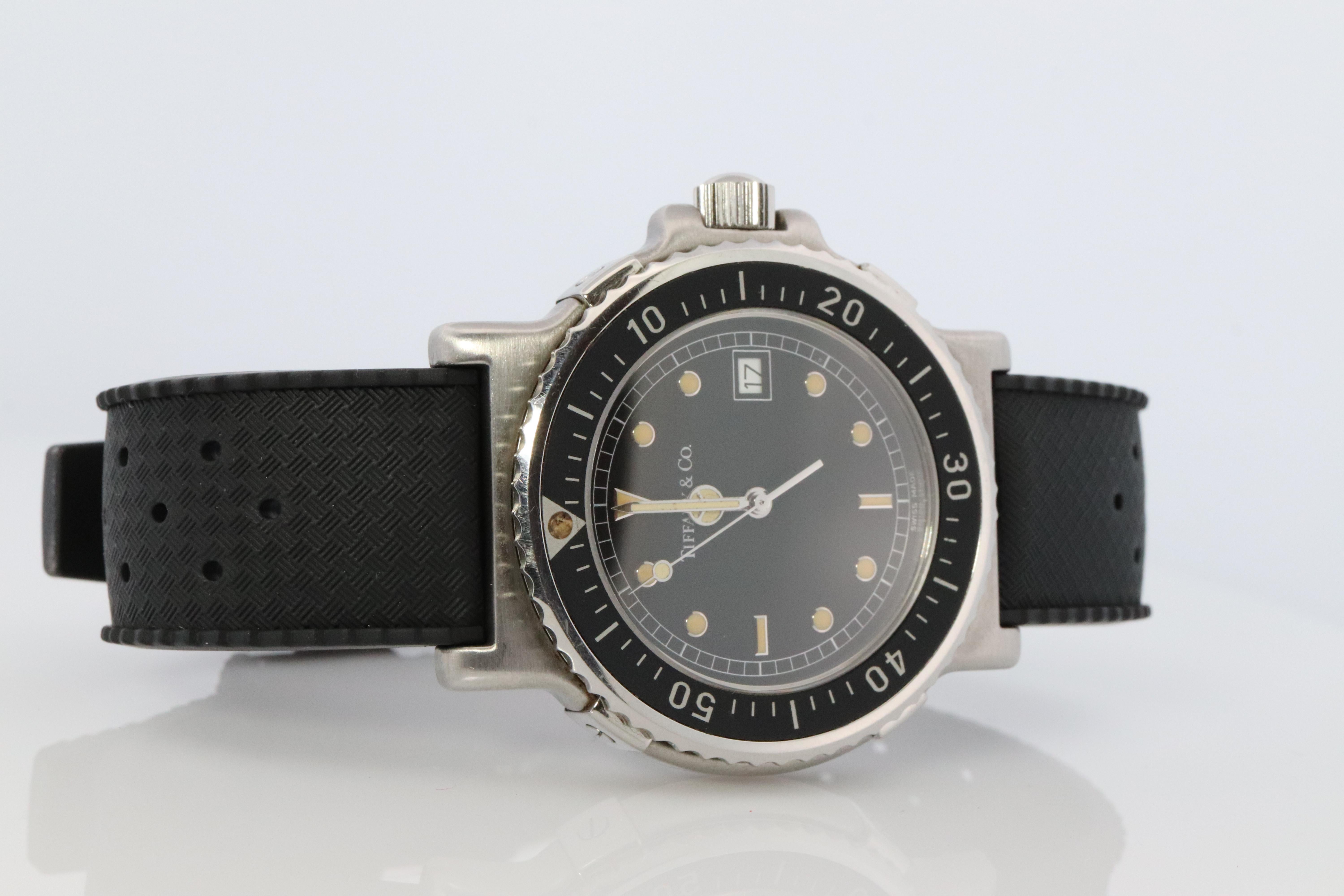 Tiffany and Co Diver Watch

ref. 13-324 and M0711

Stainless Steel with Black Enamel Bezel
40mm case

Awesome Mens Watch.

New Silicone Black Band.

Condition: Excellent Condition