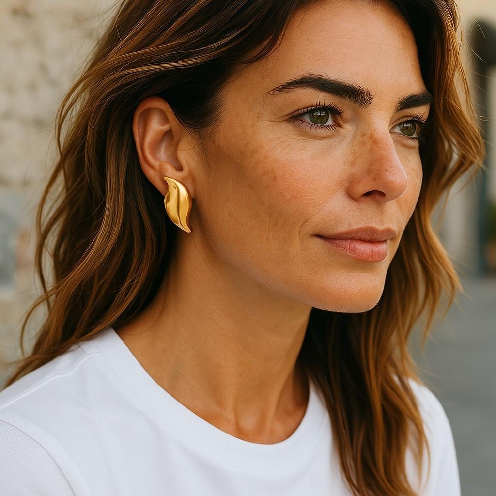 Contemporary Tiffany and Co Elsa Peretti 1.5 Inch Long Earrings 18K Karat Yellow Gold For Sale
