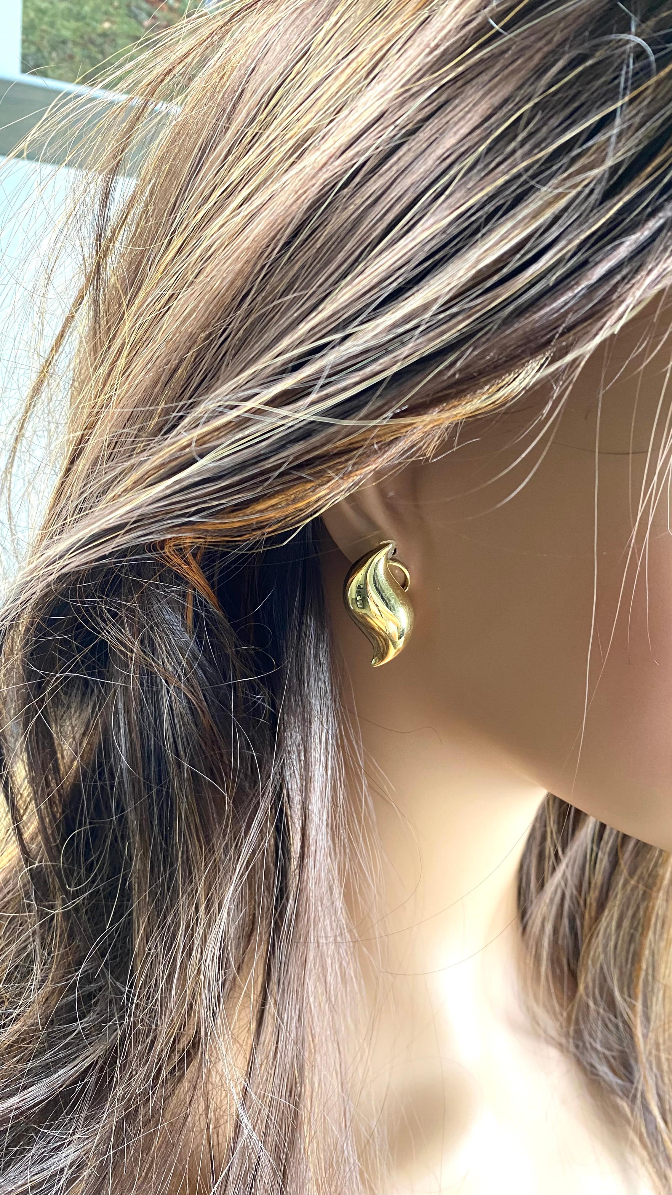 Tiffany and Co Elsa Peretti 1.5 Inch Long Earrings 18K Karat Yellow Gold For Sale 1