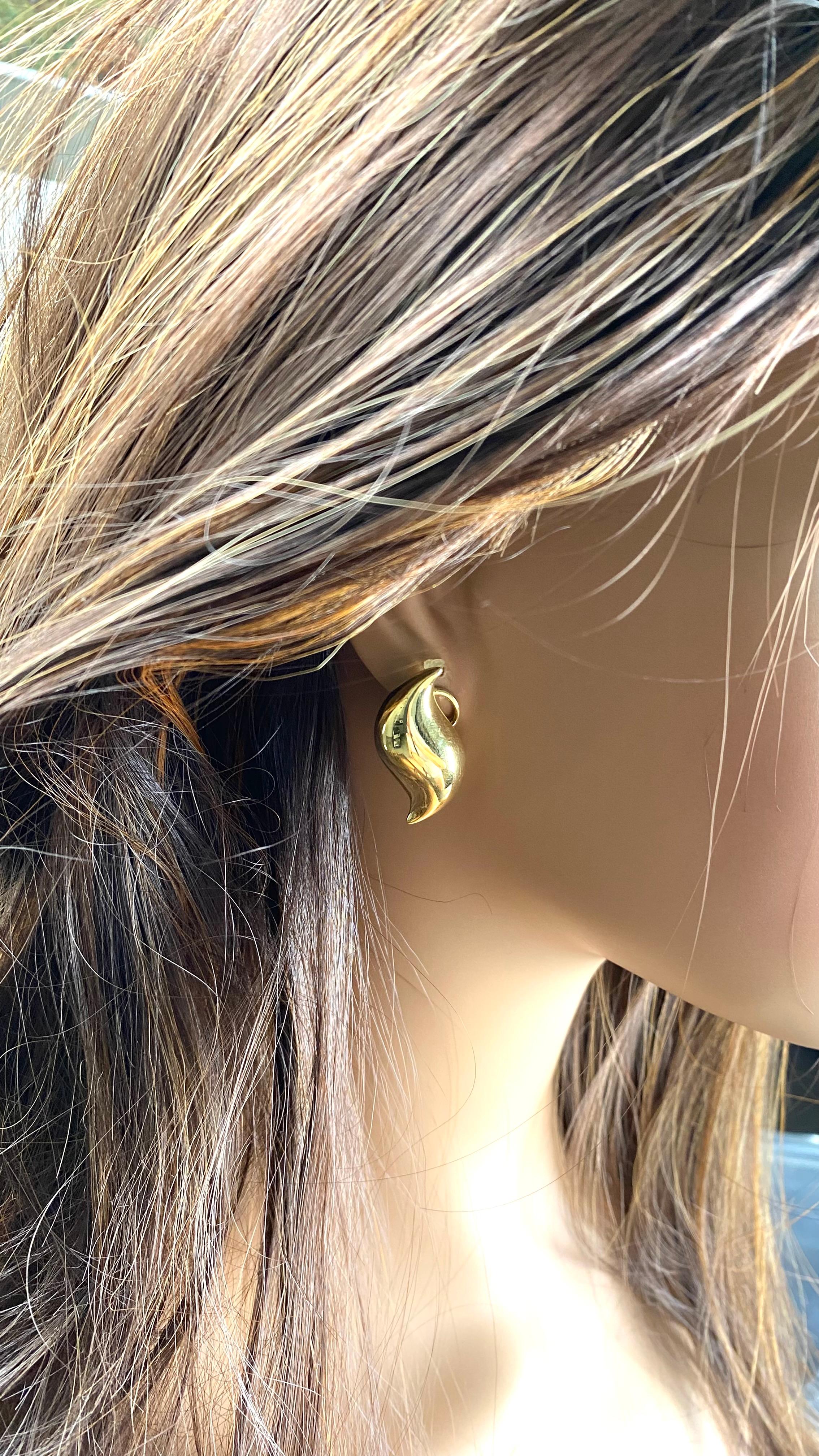 Tiffany and Co Elsa Peretti 1.5 Inch Long Earrings 18K Karat Yellow Gold For Sale 2
