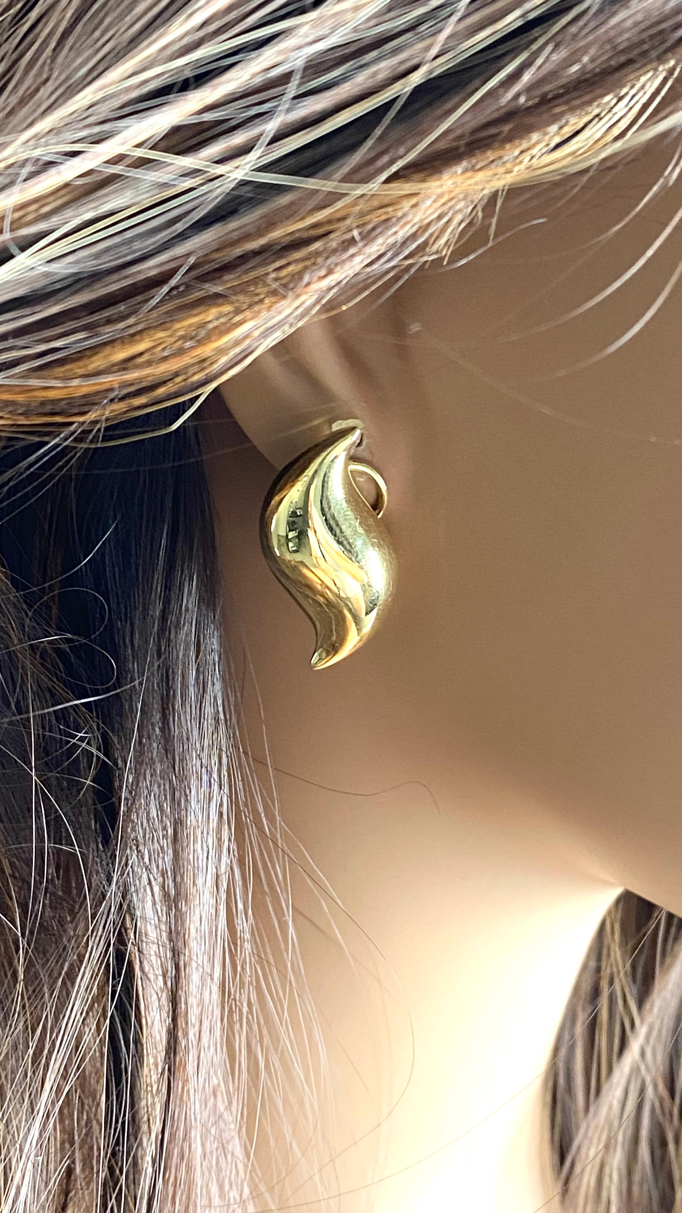 Tiffany and Co Elsa Peretti 1.5 Inch Long Earrings 18K Karat Yellow Gold For Sale 3
