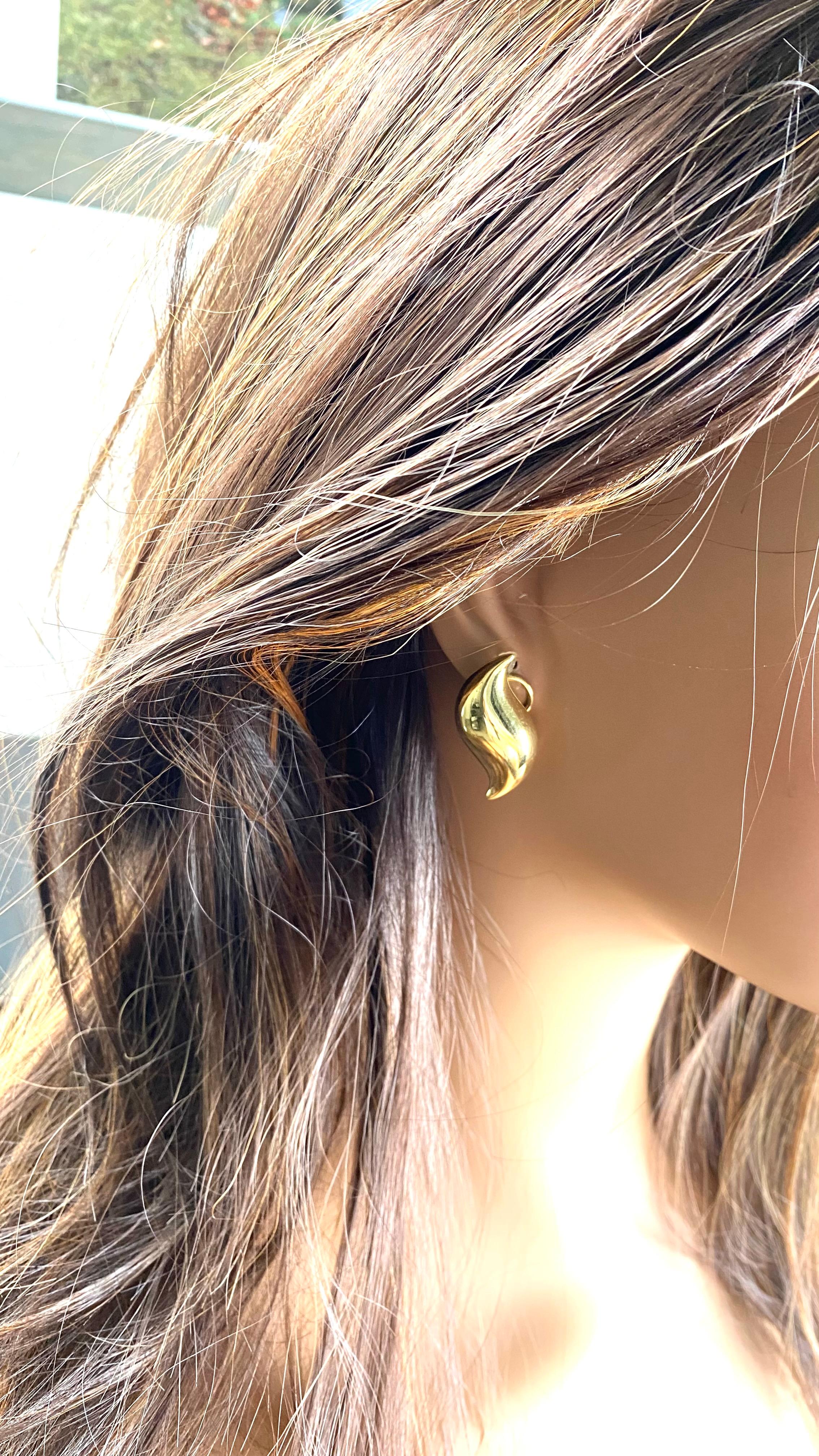 Tiffany and Co Elsa Peretti 1.5 Inch Long Earrings 18K Karat Yellow Gold For Sale 4