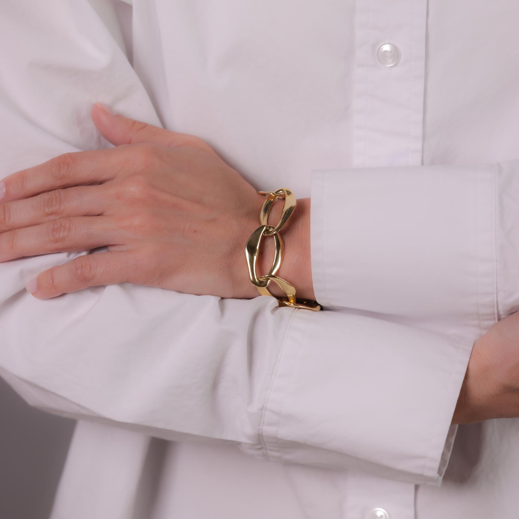A bold and timeless Tiffany & Co. Elsa Peretti bracelet in rich 18k yellow gold, exuding vintage elegance and sophistication.

Brand: Tiffany and Co. Elsa Peretti
Metal: 18k yellow gold
Era: Vintage
Circa: 1990's
Hallmarks: Tiffany and Co. Elsa