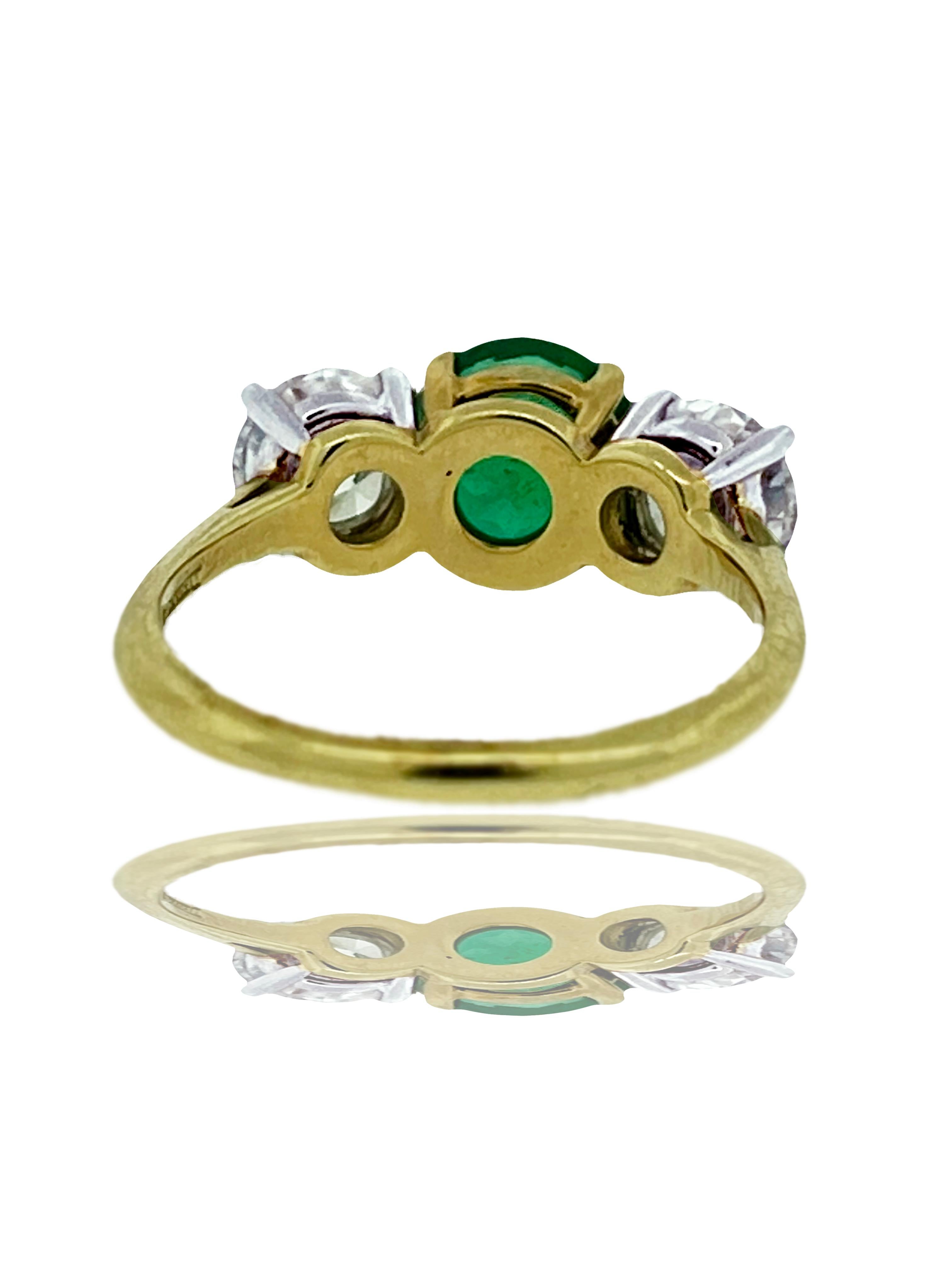 Tiffany und Co. Ring mit Smaragd und Diamant mit drei Steinen (Rundschliff) im Angebot