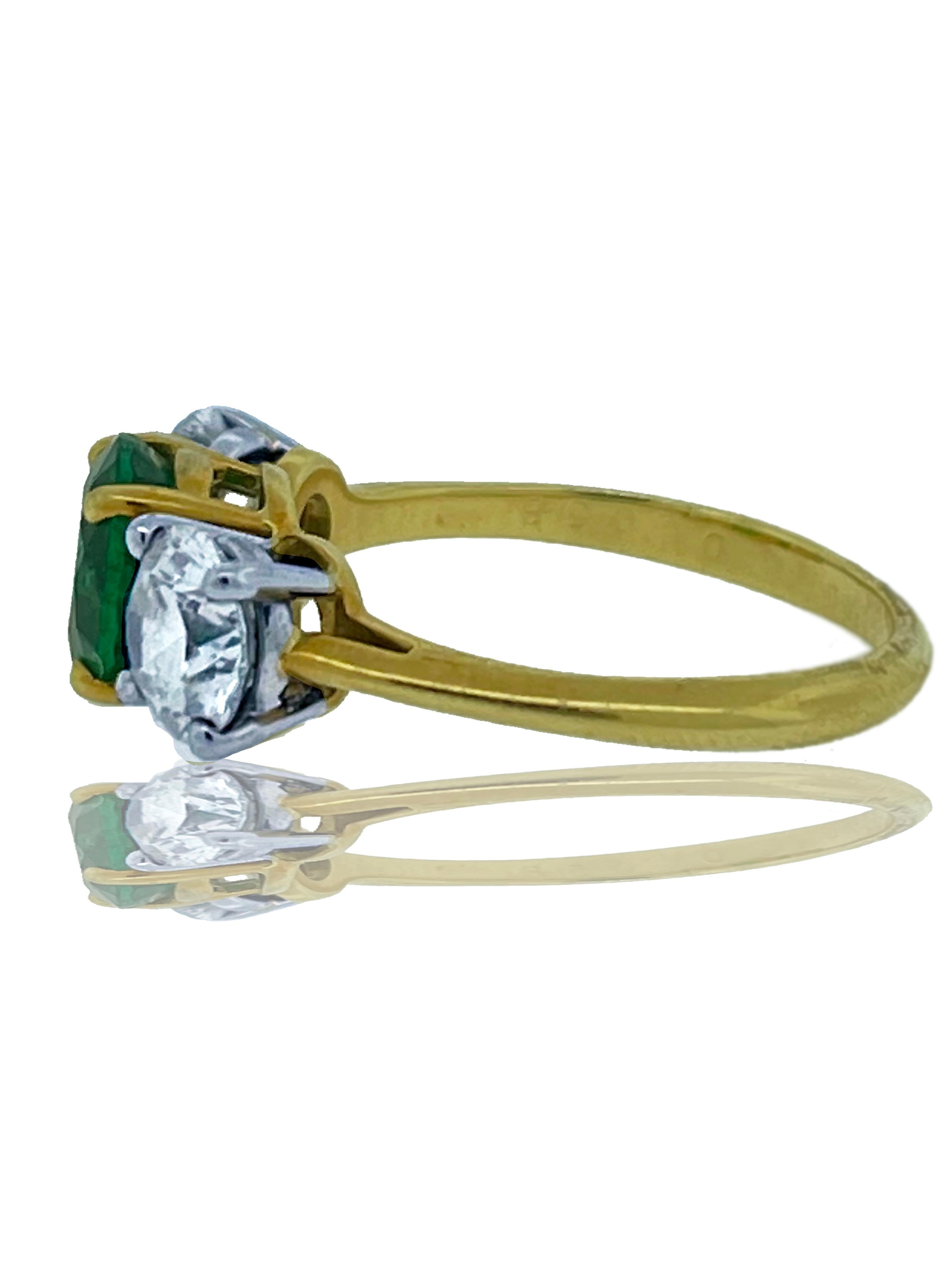 Tiffany und Co. Ring mit Smaragd und Diamant mit drei Steinen für Damen oder Herren im Angebot