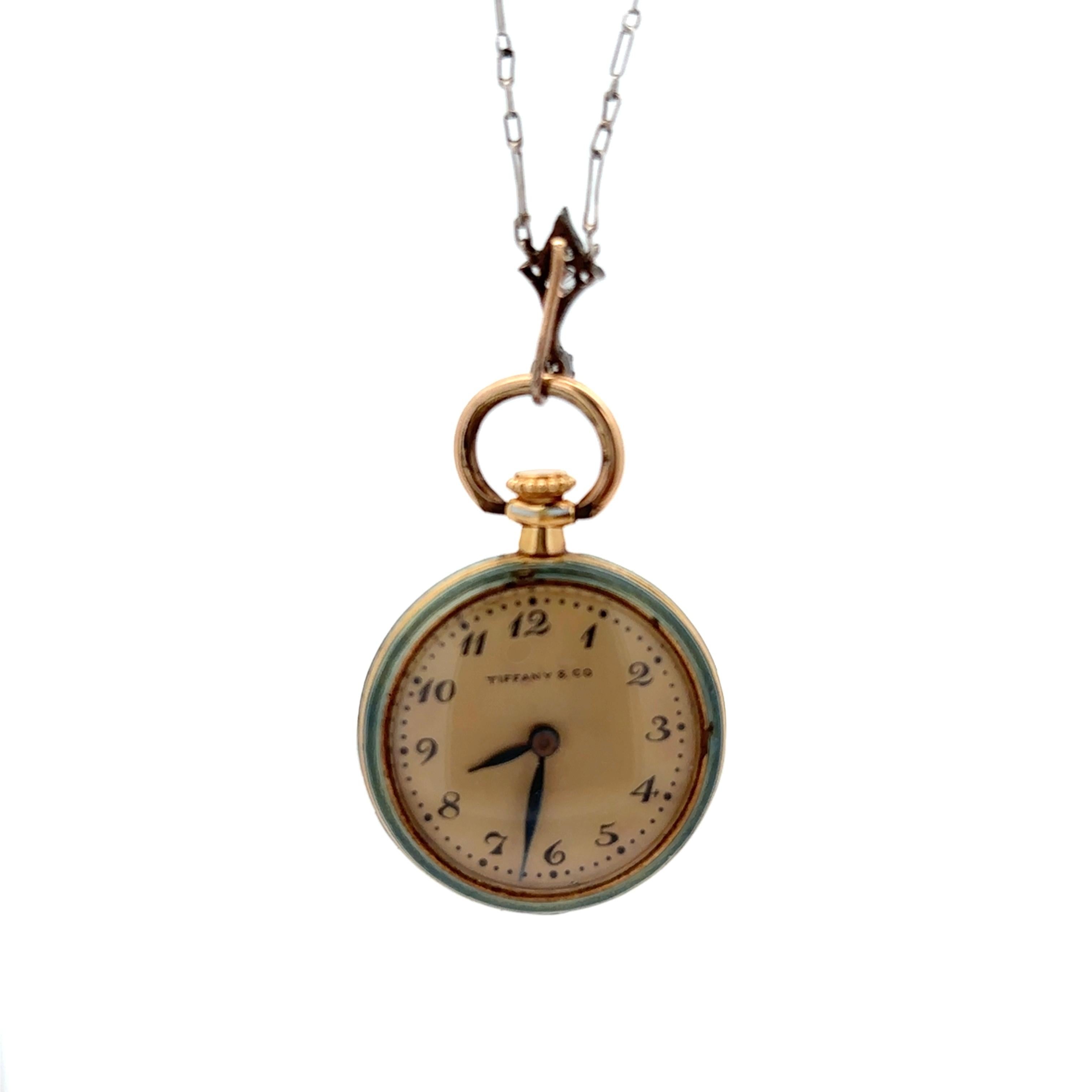 Tiffany und Co. Emaille-Taschenuhr-Halskette

Taschenuhr mit Anhänger aus Gelbgold von Tiffany & Co. mit mintgrüner Guillochierung an einer Platinkette mit Bügel, der mit fünf Diamanten im Rundschliff besetzt ist.

Ungefähre Länge des