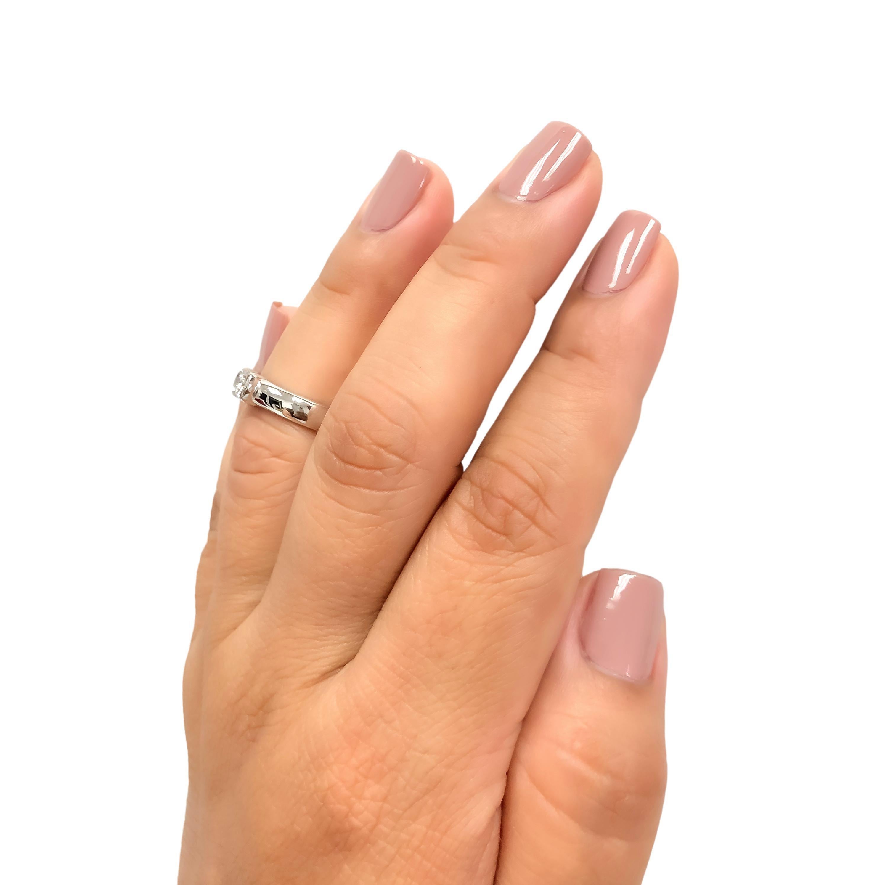 Tiffany and Co. Etoile Platinum Round Diamond Engagement Ring .29ct In Excellent Condition For Sale In New York, NY