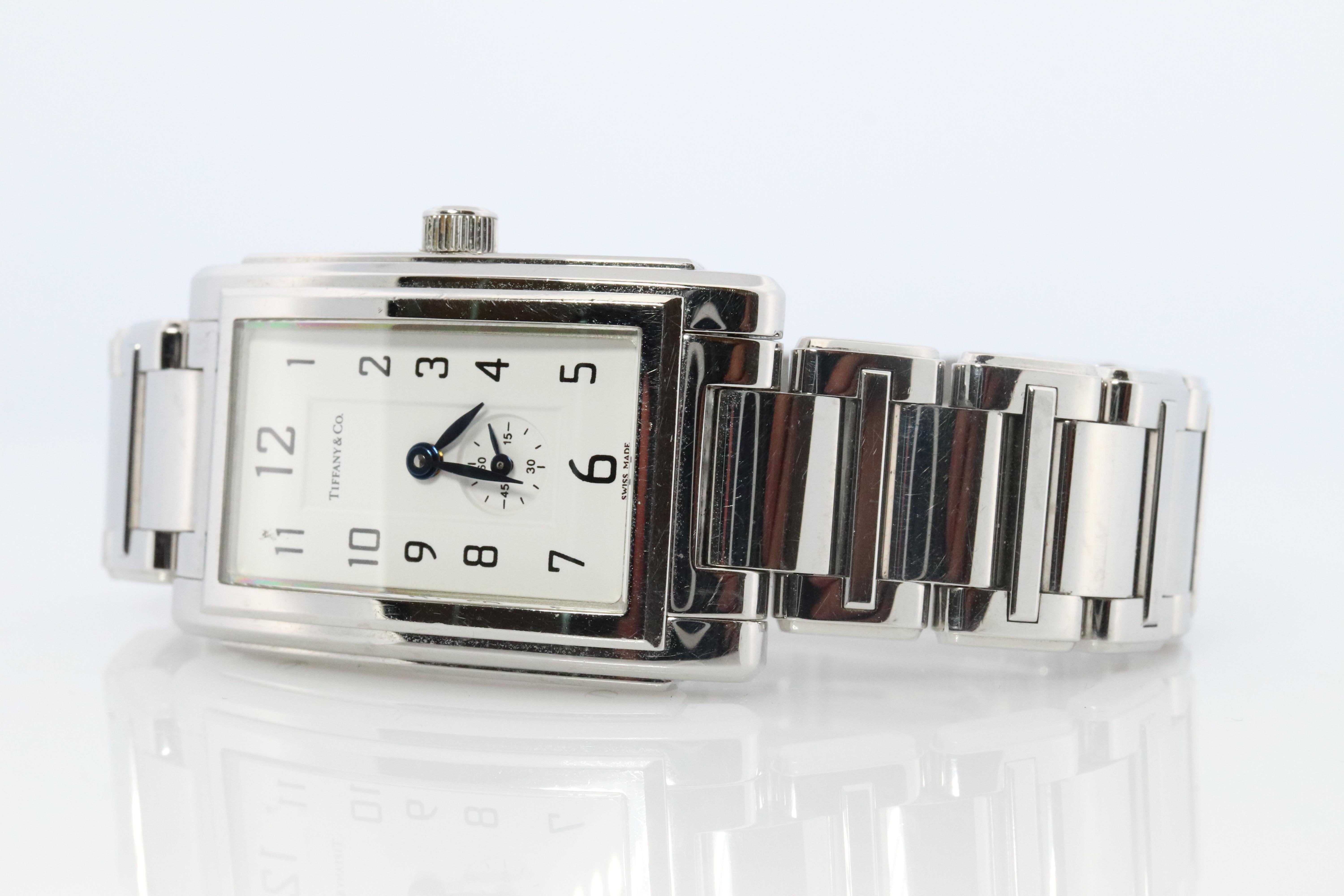RARE Tiffany und Co Tank Uhr

Grand Resonator Tank

Gehäuse aus Edelstahl 22 mm x 35 mm.

Schöne Uhr. Quarz. Funktioniert und hält die Zeit.

Neue Batterie installiert. Überholt - Neues Uhrwerk installiert.
Handgelenk Größe 6.25in



Zustand: Kaum