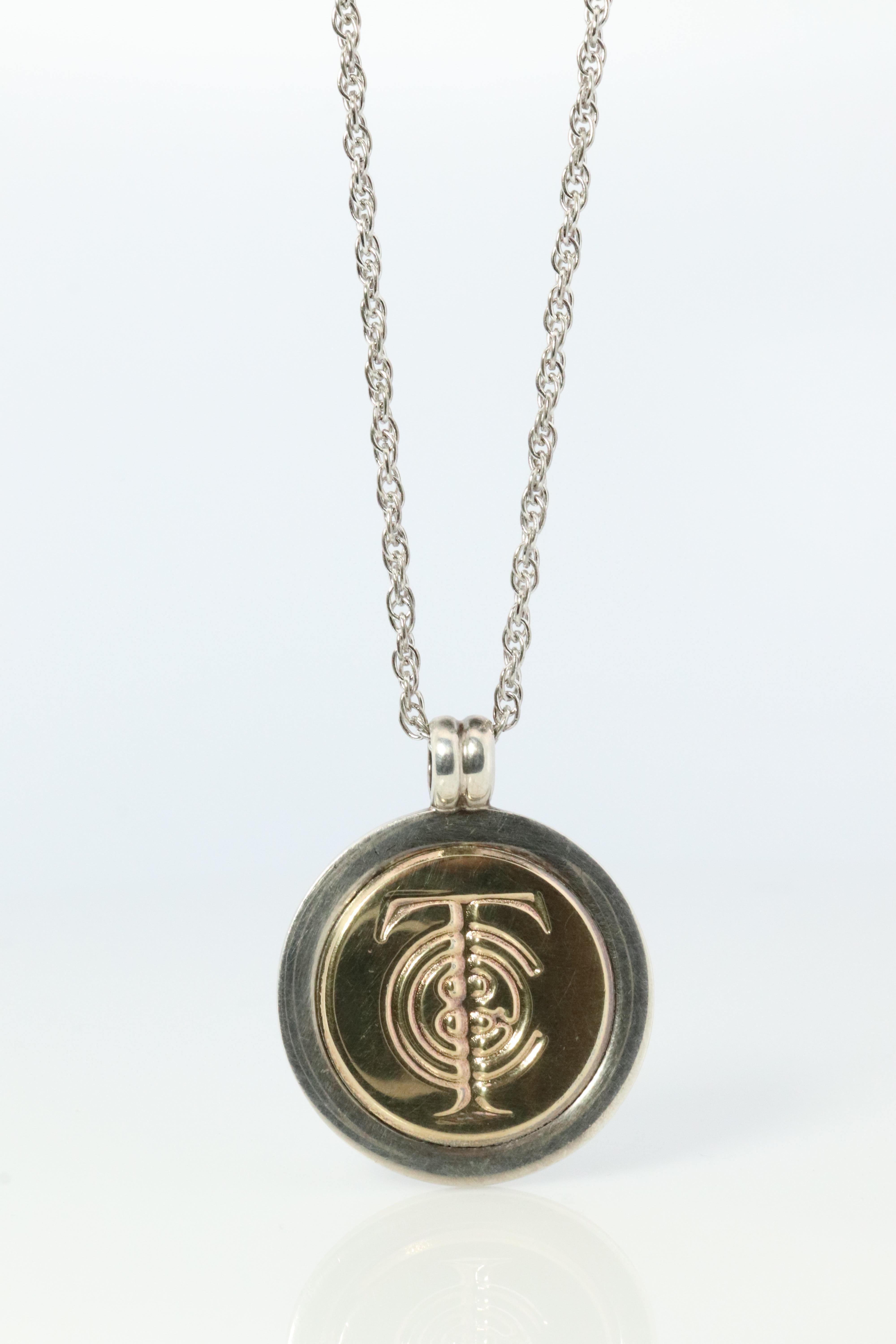 Tiffany & Co. auténtico Colgante

Medalla con logotipo Tiffany 

Oro amarillo de 18 quilates con plata de ley.

Pequeños signos de desgaste. 

Medallón de 25 mm
Collar de plata de ley de 18 pulgadas
Viene con funda azul Tiffany.