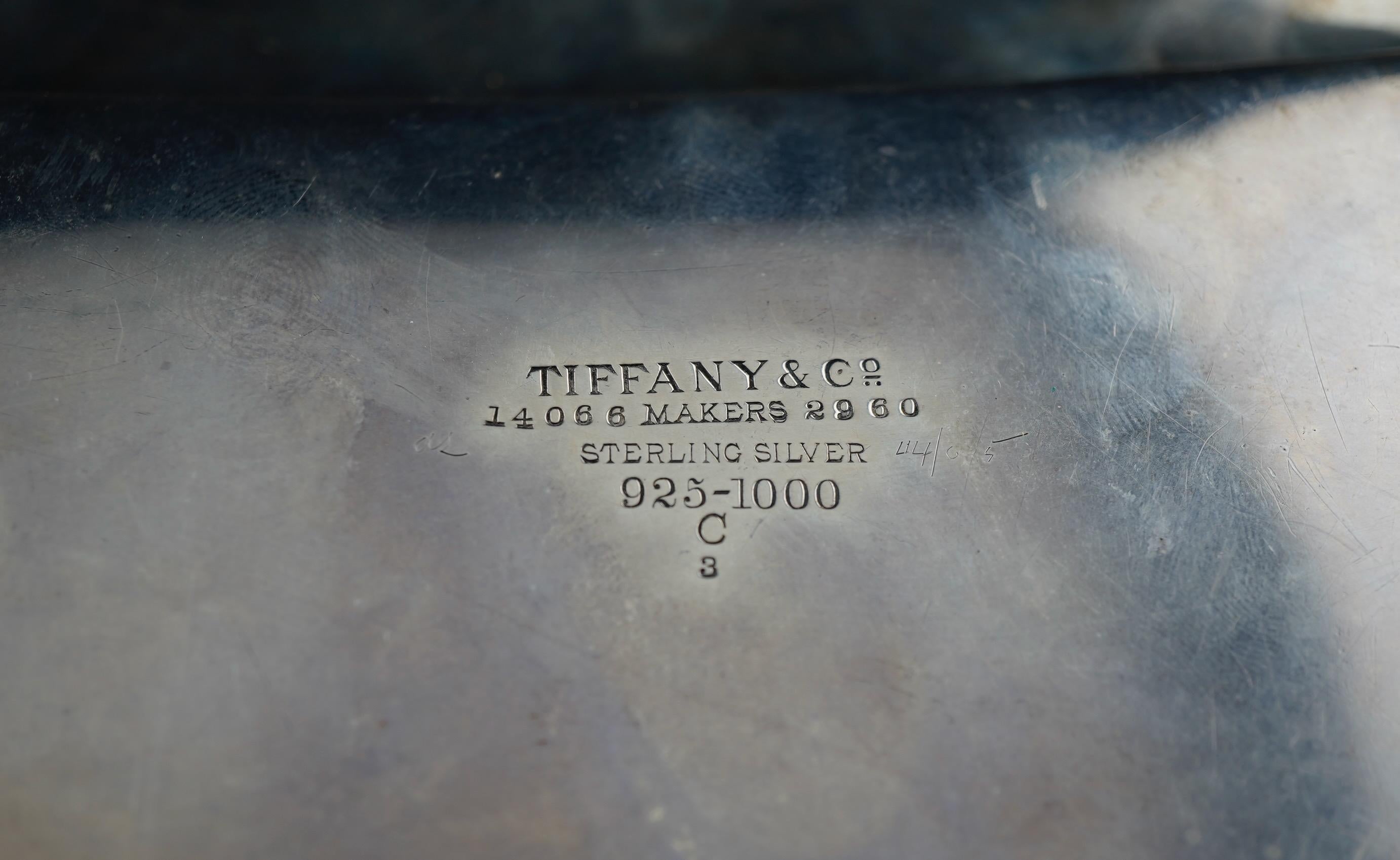 Bandeja para espárragos Tiffany and Co. Makers de plata de ley con inserto. en venta 3