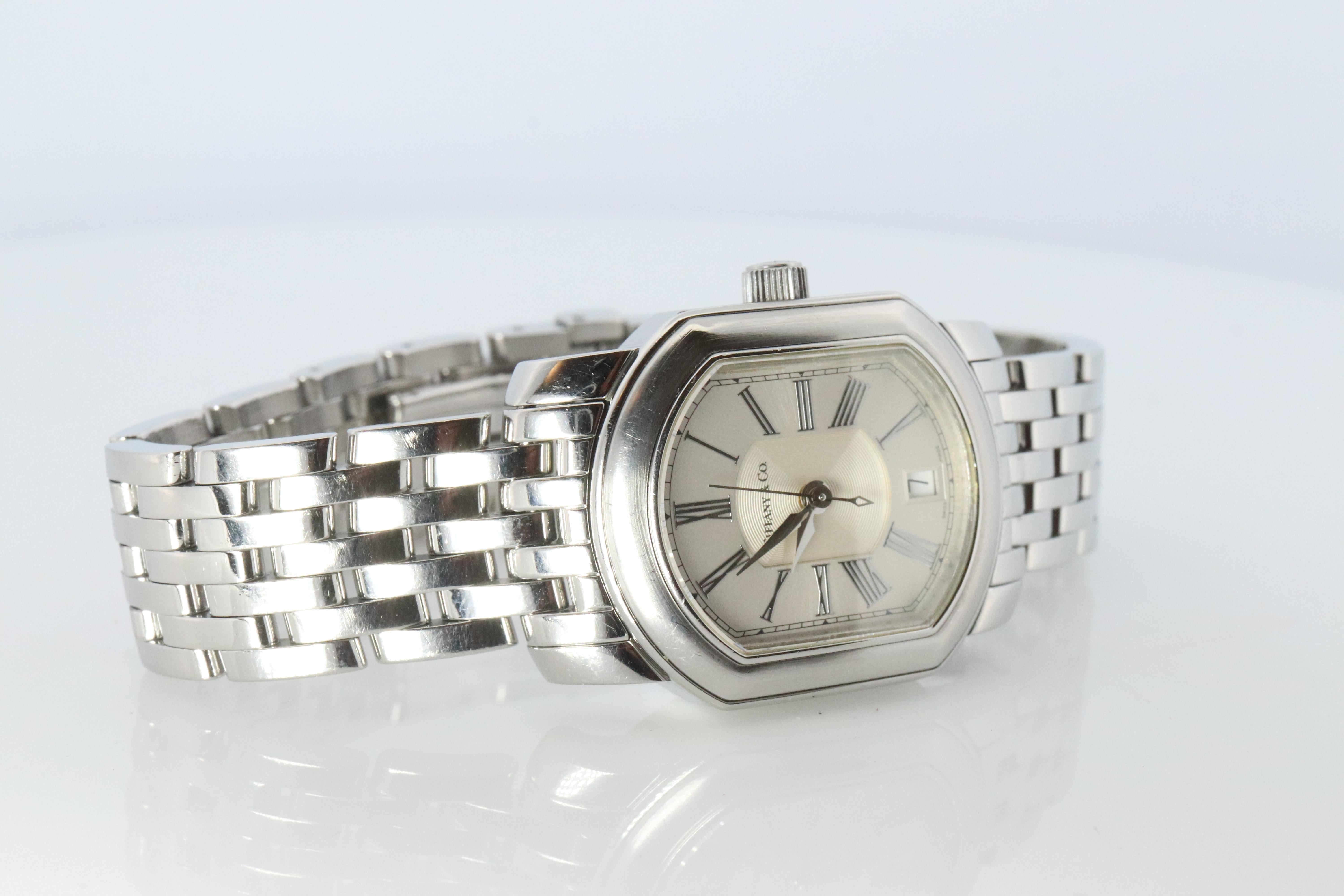 Reloj de pulsera Tiffany & Co.

Señoras Mark Coupe Resonador

Acero inoxidable con una bonita esfera plateada.
Caja de 24 mm por 28 mm

Emocionante Abre la parte trasera para ver el hermoso movimiento Automático.

Caja y brazalete de acero