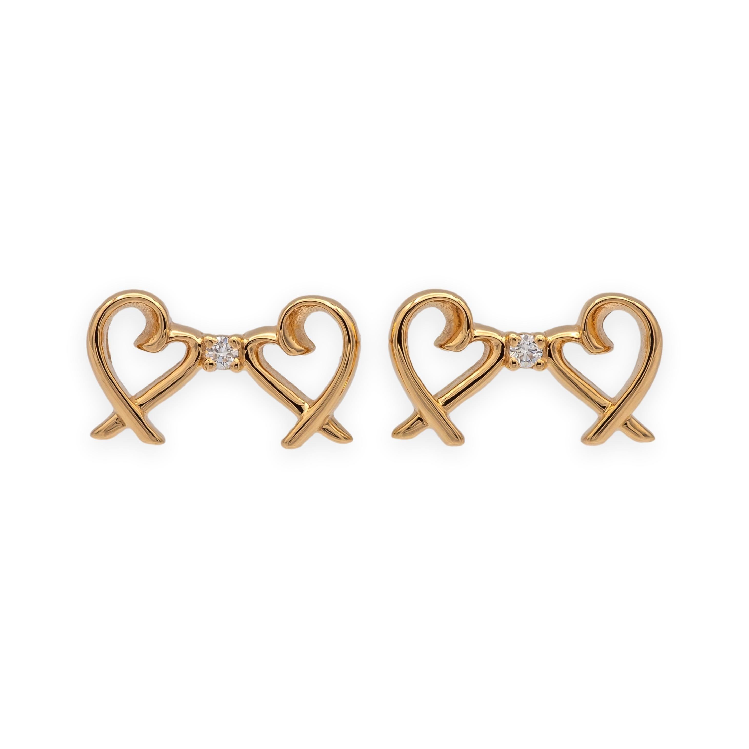 Le borchie Paloma Picasso Double Loving Heart, realizzate in caldo oro rosa 18 carati, sono unite al centro da un piccolo diamante tondo brillante. Dolce, scultorea e comoda per essere indossata tutto il giorno. Come tutti i pezzi di Tiffany & Co.