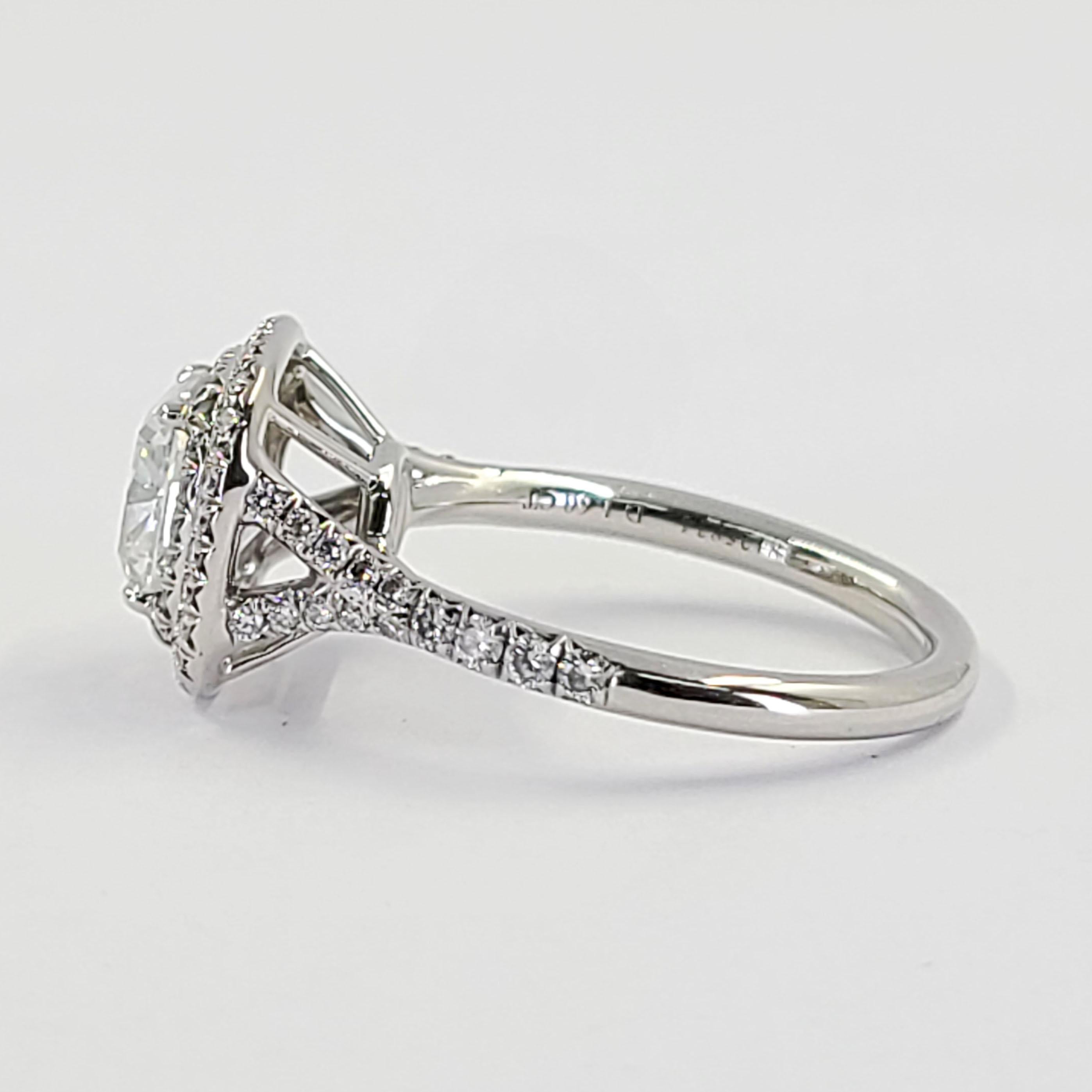 Tiffany und Co Platin Cushion Cut Diamant Halo Verlobungsring (Kissenschliff) im Angebot