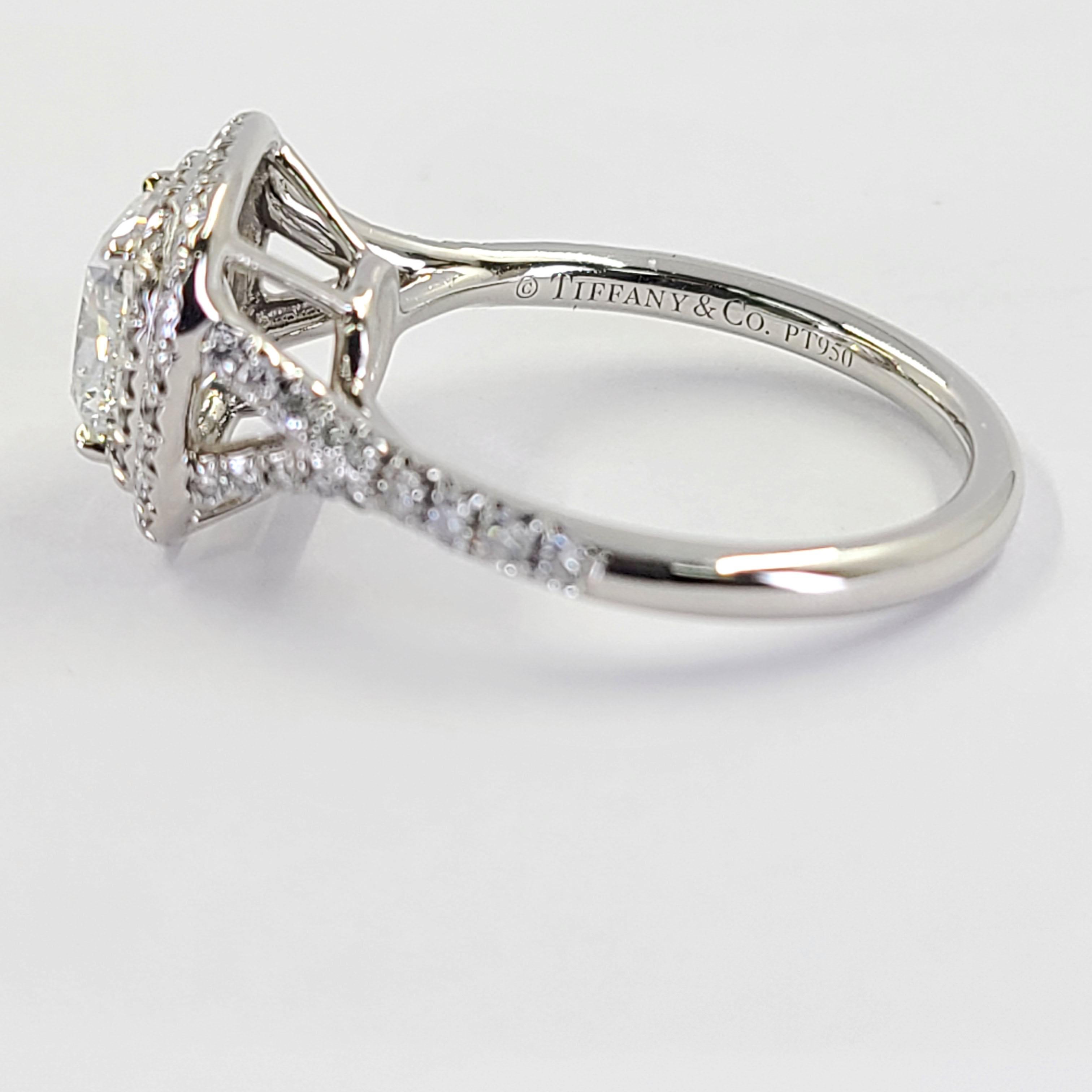 Tiffany und Co Platin Cushion Cut Diamant Halo Verlobungsring im Zustand „Gut“ im Angebot in Coral Gables, FL