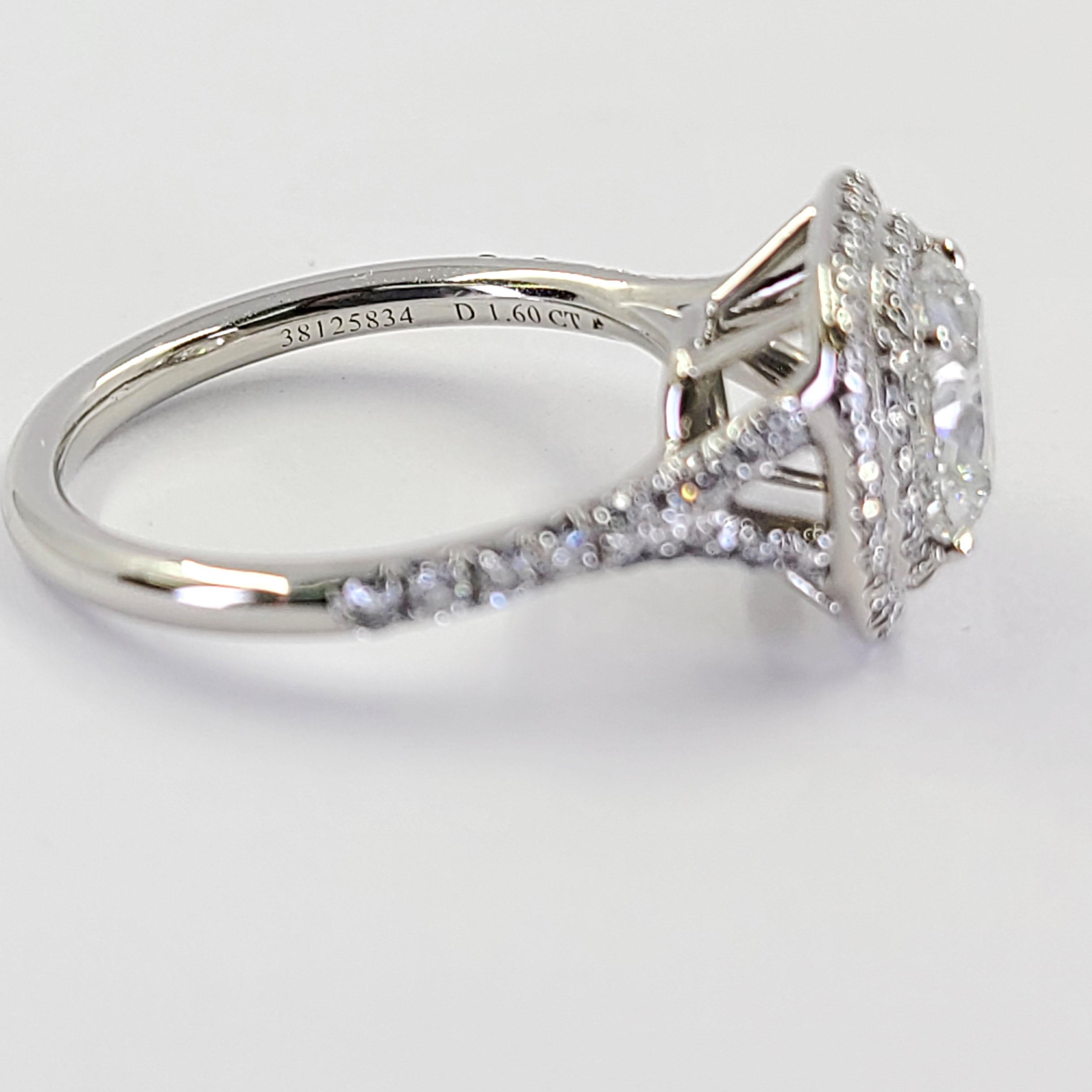 Tiffany und Co Platin Cushion Cut Diamant Halo Verlobungsring Damen im Angebot
