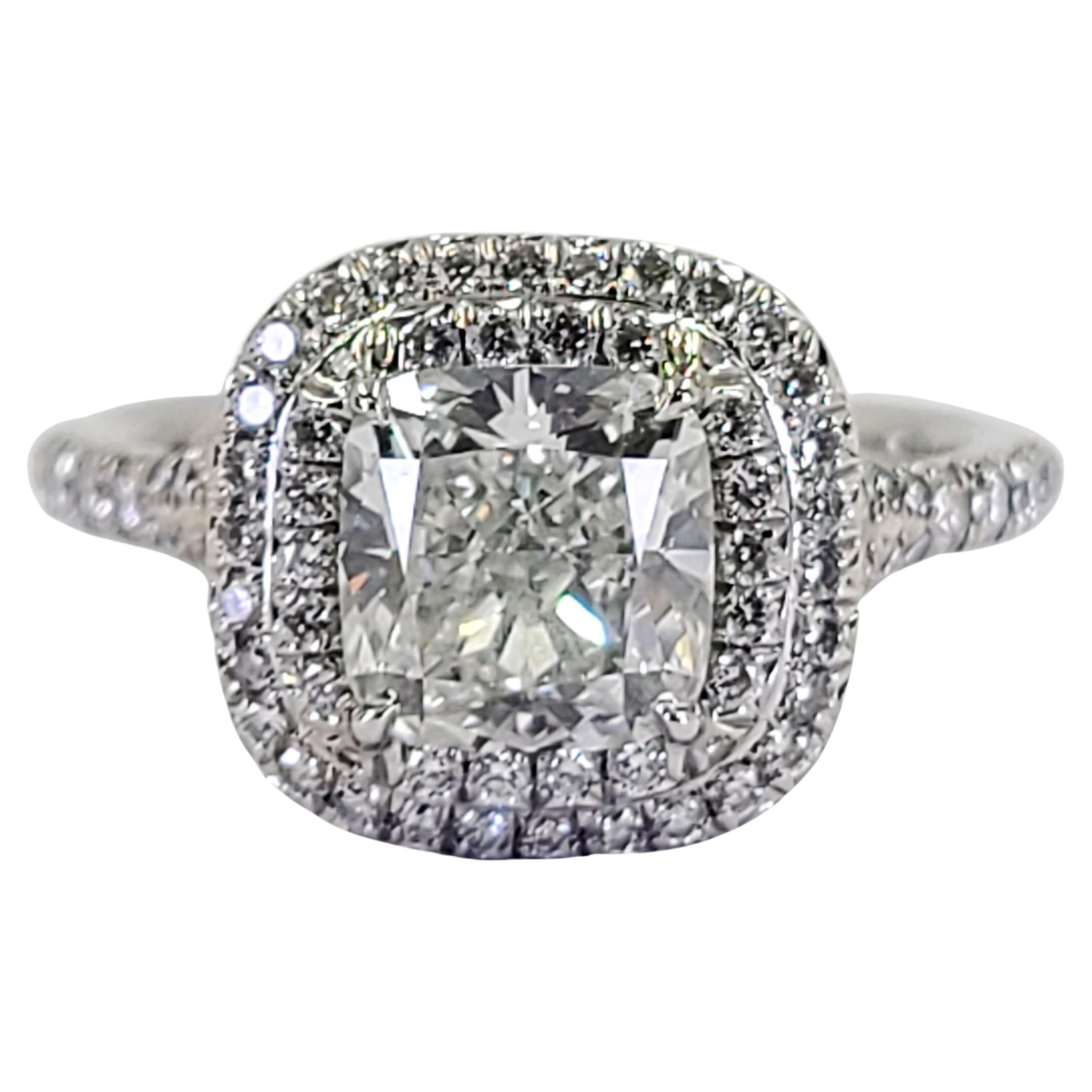 Tiffany and Co. Bague de fiançailles en platine avec halo de diamants taille coussin