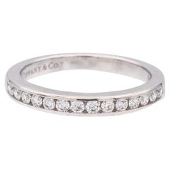 Tiffany and Co. Anneau de mariage en platine avec demi-anneau 0,24 carat, taille 5
