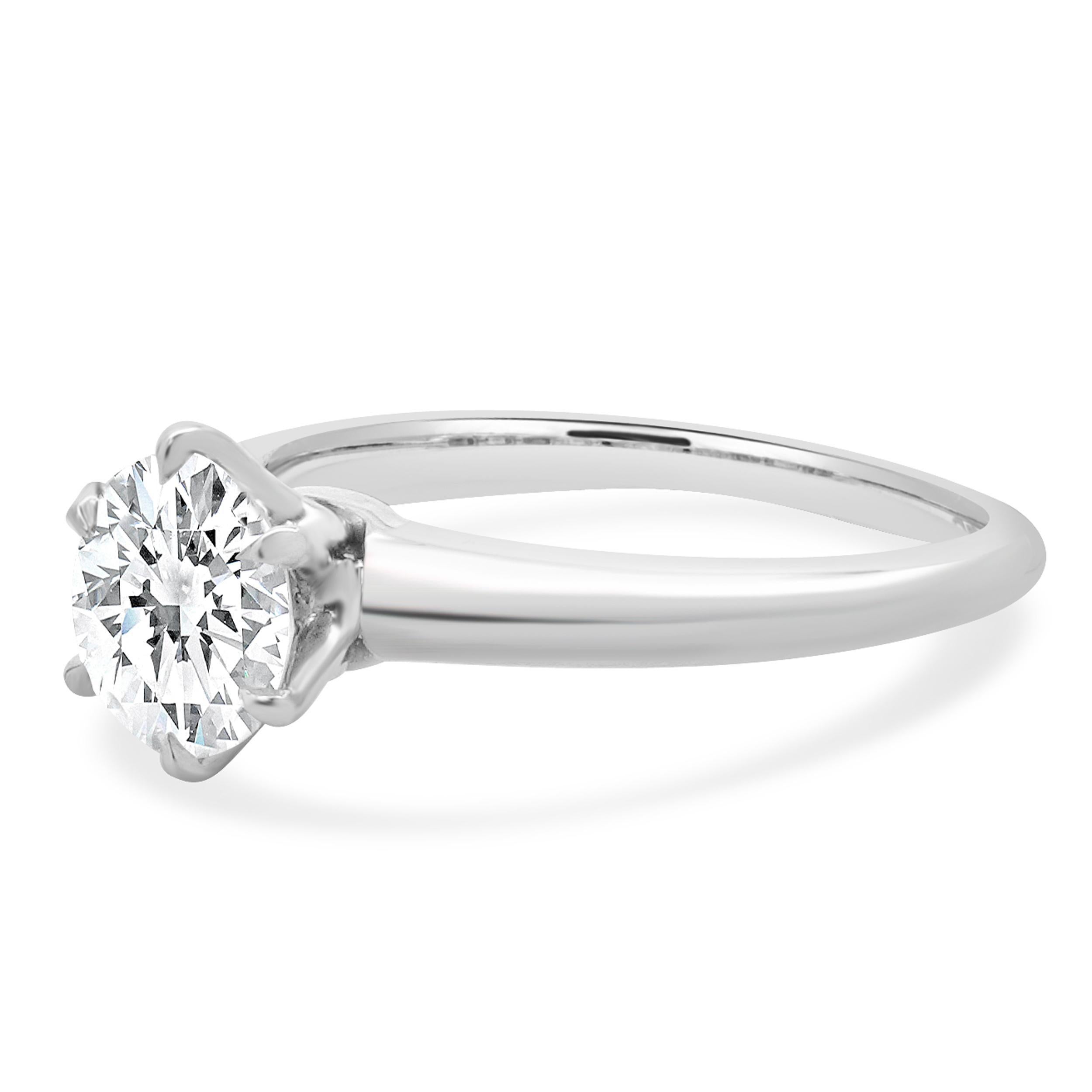 Tiffany und Co. Runder Diamant-Verlobungsring aus Platin
 
MATERIAL: Platin
Zentraler Diamant: 1 runder Brillantschliff = 1,12cttw
Farbe: H
Klarheit: VS2
GIA: 12912357
Seriennummer: 18539837/E 12010XXX
Ringgröße: 6 (bitte erlauben Sie bis zu 2