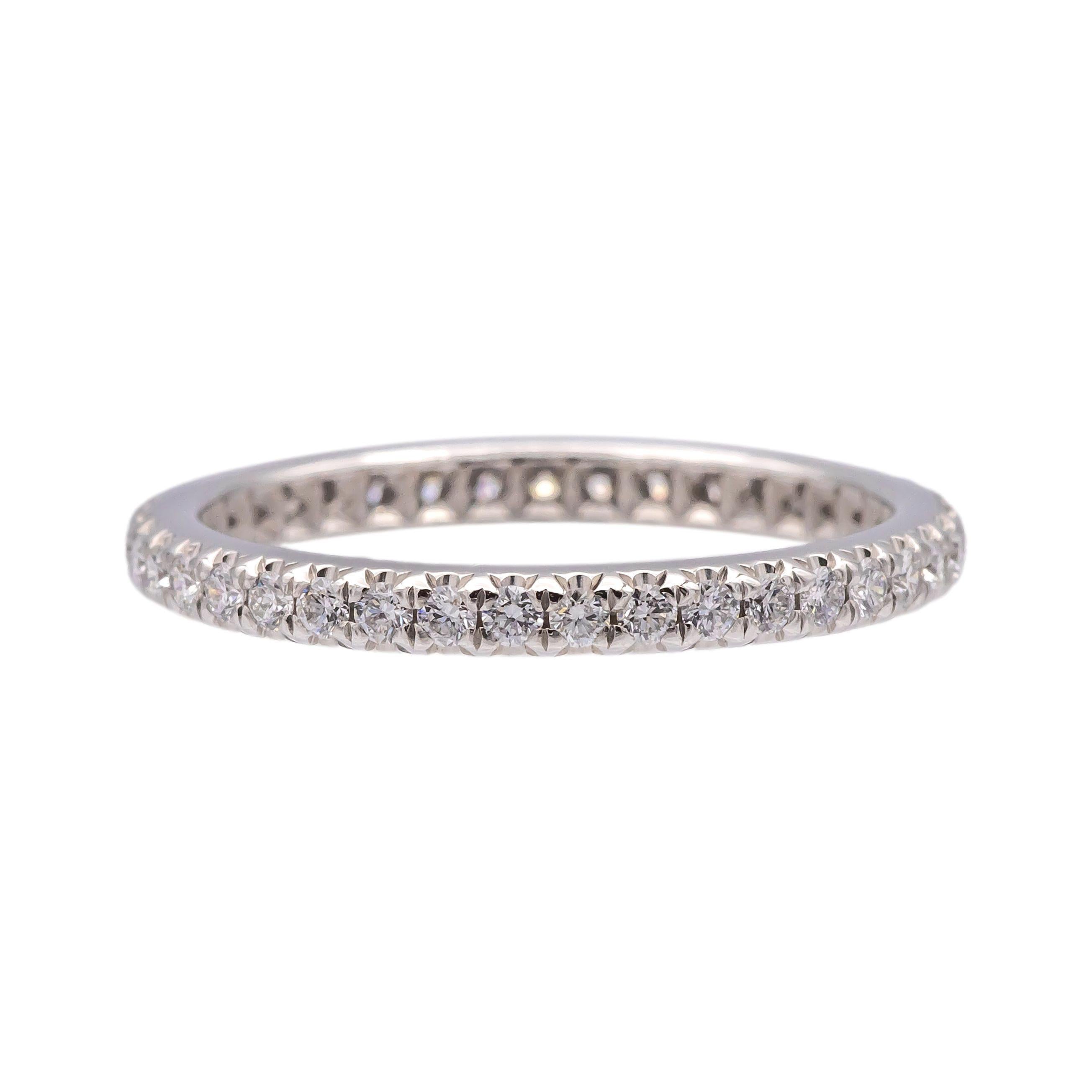 Esta caja de Tiffany & Co. El anillo de diamantes círculo completo Soleste está elaborado en platino y engastado con aproximadamente 0,34 quilates de diamantes brillantes redondos. Los diamantes, de color F y claridad VVS, están meticulosamente