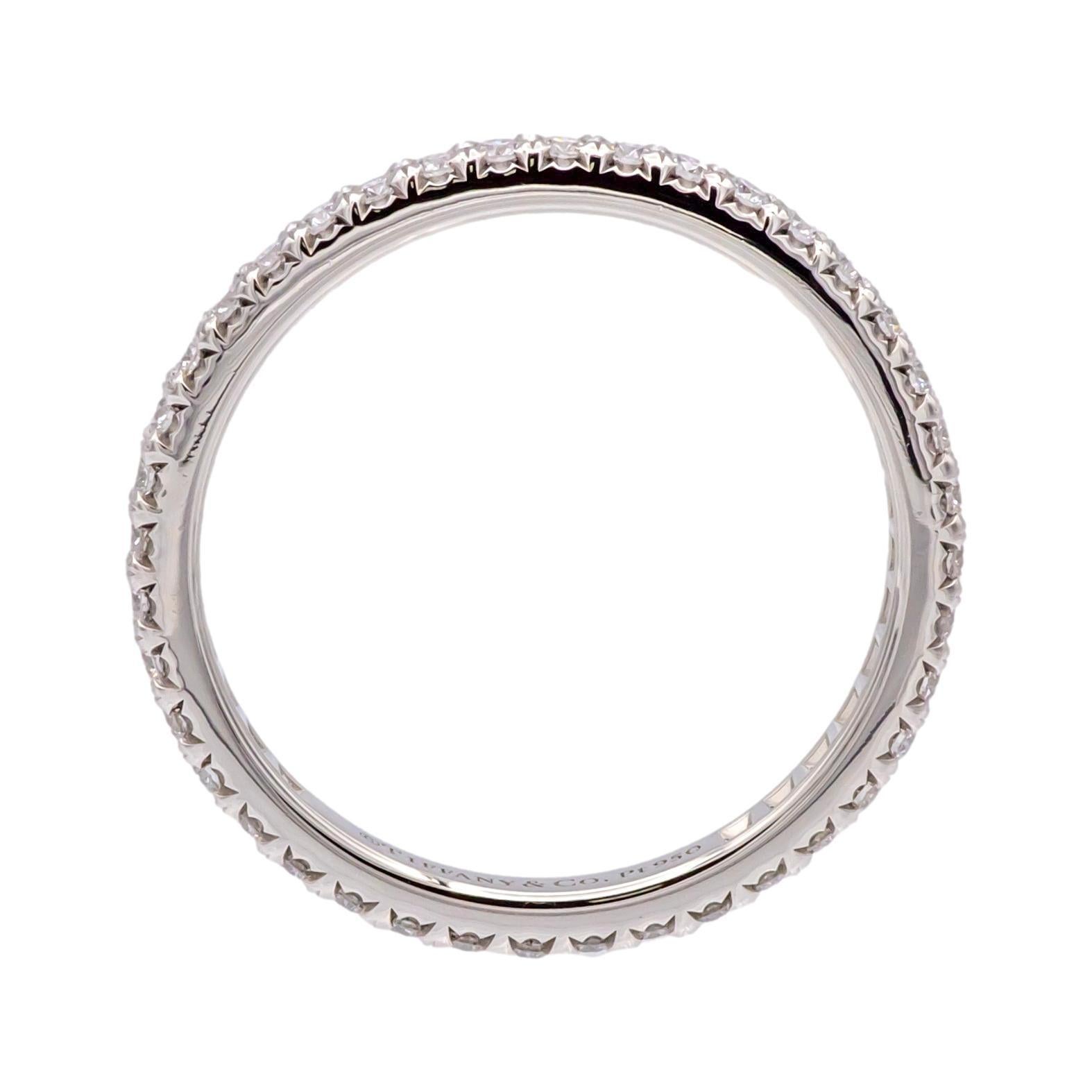 Tiffany & Co. Anillo Soleste de Platino con Diamante Redondo y Círculo Completo Talla 5 en Excelente estado para la venta en New York, NY
