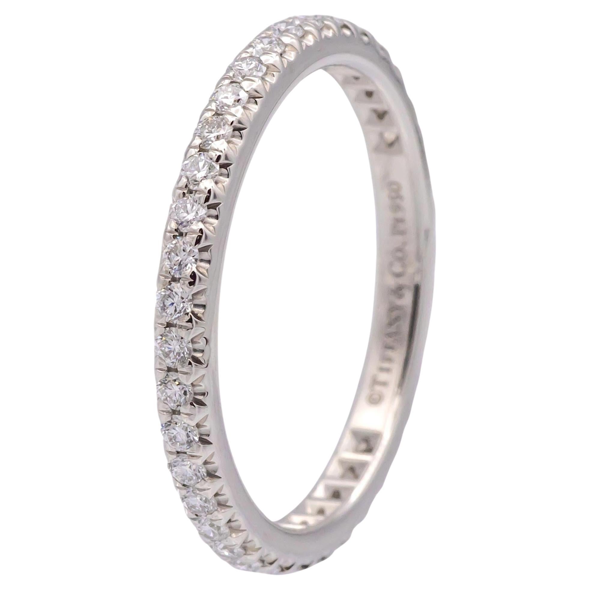 Tiffany & Co. Anillo Soleste de Platino con Diamante Redondo y Círculo Completo Talla 5 en venta
