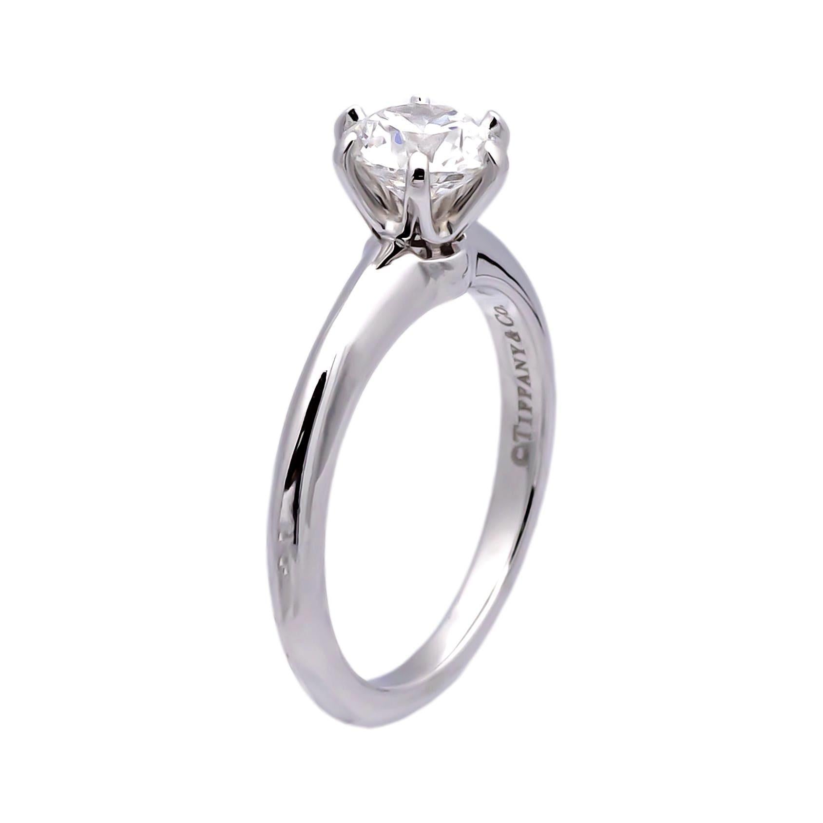 Tiffany & Co. Diamant-Verlobungsring in einer sechszackigen Platinfassung mit einem runden Brillanten von 1,05 Karat in der Mitte, Farbe F und Reinheit VS2. Der Diamant ist mit Tiffanys Seriennummern beschriftet und hat eine Graduierung 