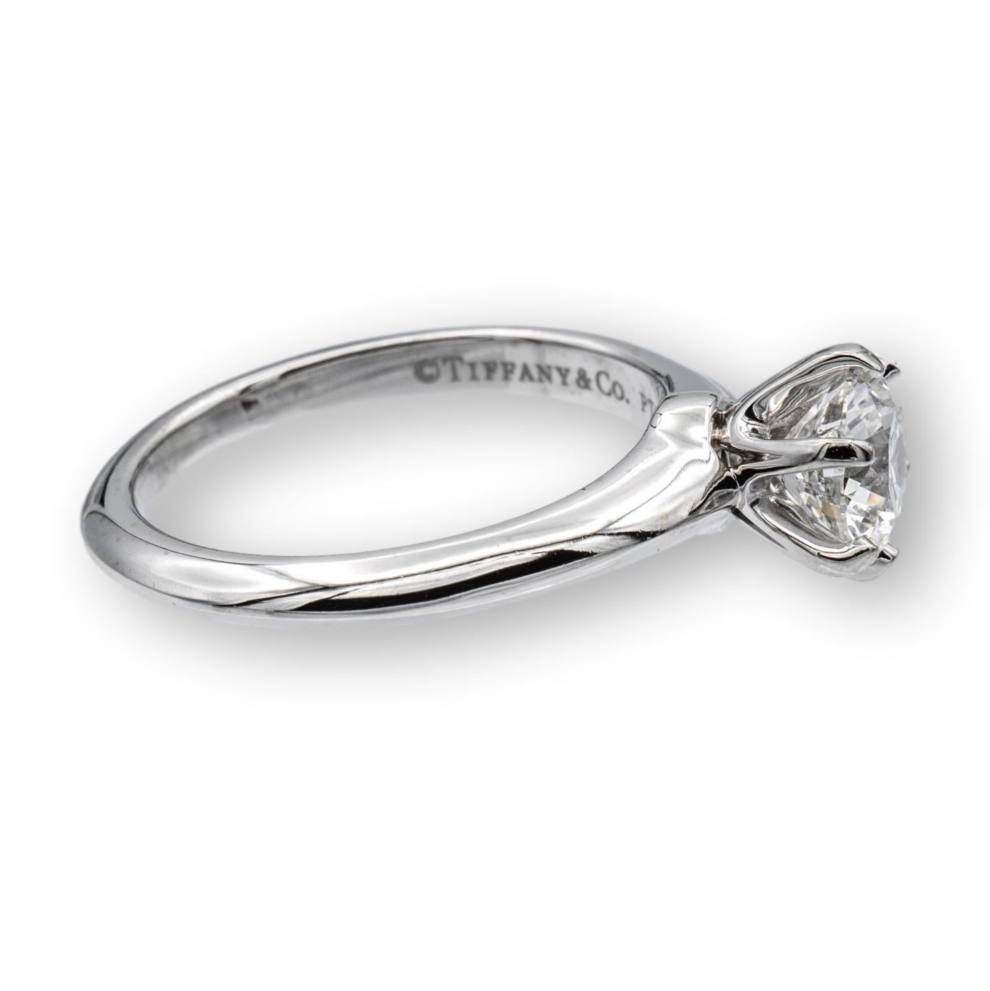 Contemporain Tiffany and Co. Bague de fiançailles solitaire en platine avec diamant rond 1,05 FVS2 en vente