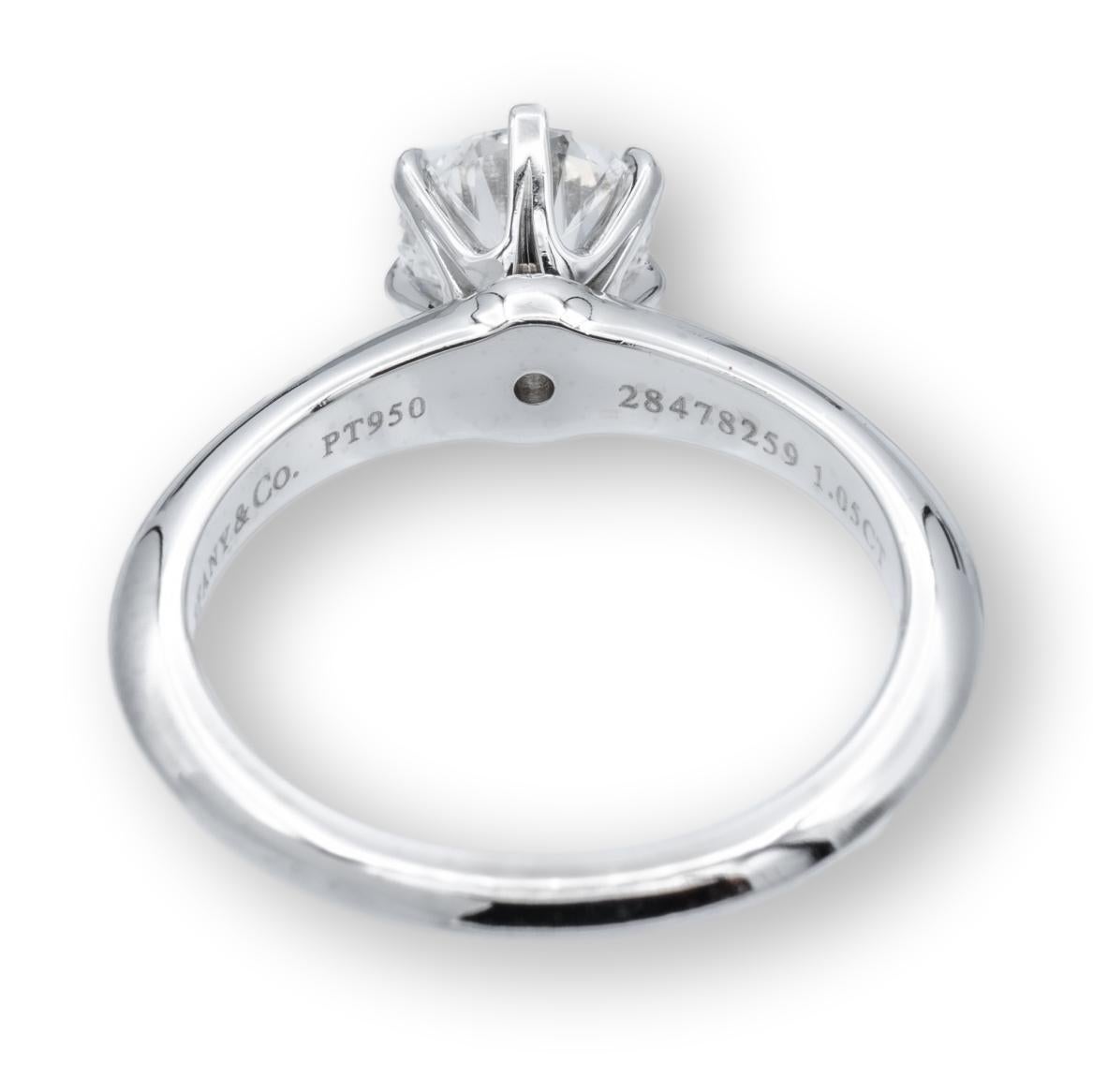 Tiffany and Co. Bague de fiançailles solitaire en platine avec diamant rond 1,05 FVS2 Excellent état - En vente à New York, NY