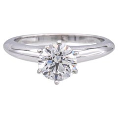 Tiffany and Co. Bague de fiançailles solitaire en platine avec diamant rond de 0,95 carat GVS2