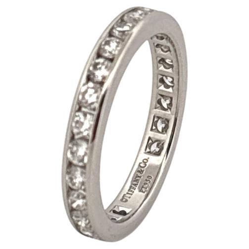 Fabriqué par Tiffany & Co, ce bracelet d'éternité intemporel est une expression étonnante de l'élégance raffinée et de la qualité durable. Méticuleusement façonnée en platine (PT950), la bague présente environ 0,75 carats de diamants ronds de taille