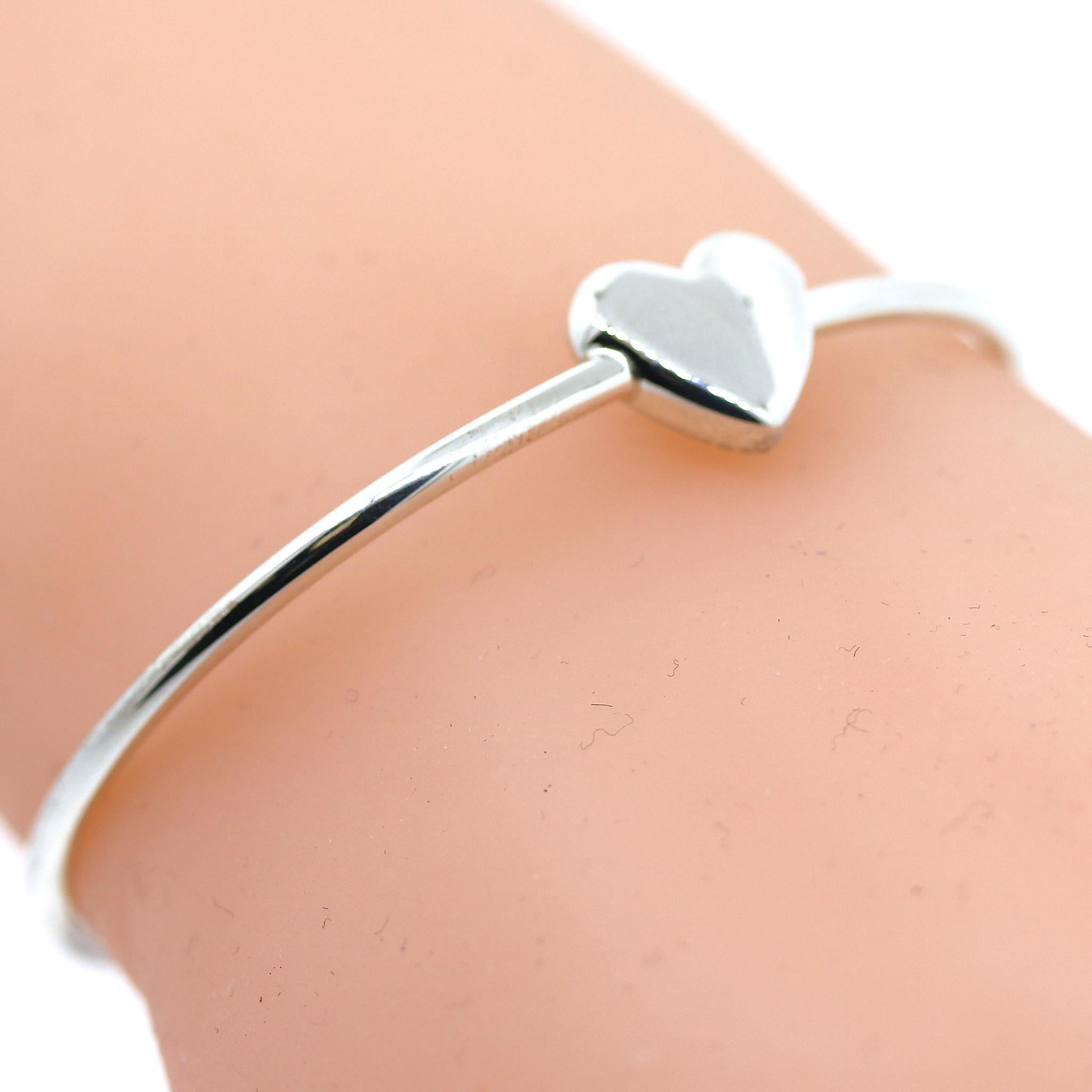 Sterling Silver
Can fit up to 6.25-inch wrist
Total Weight: 10.23 grams