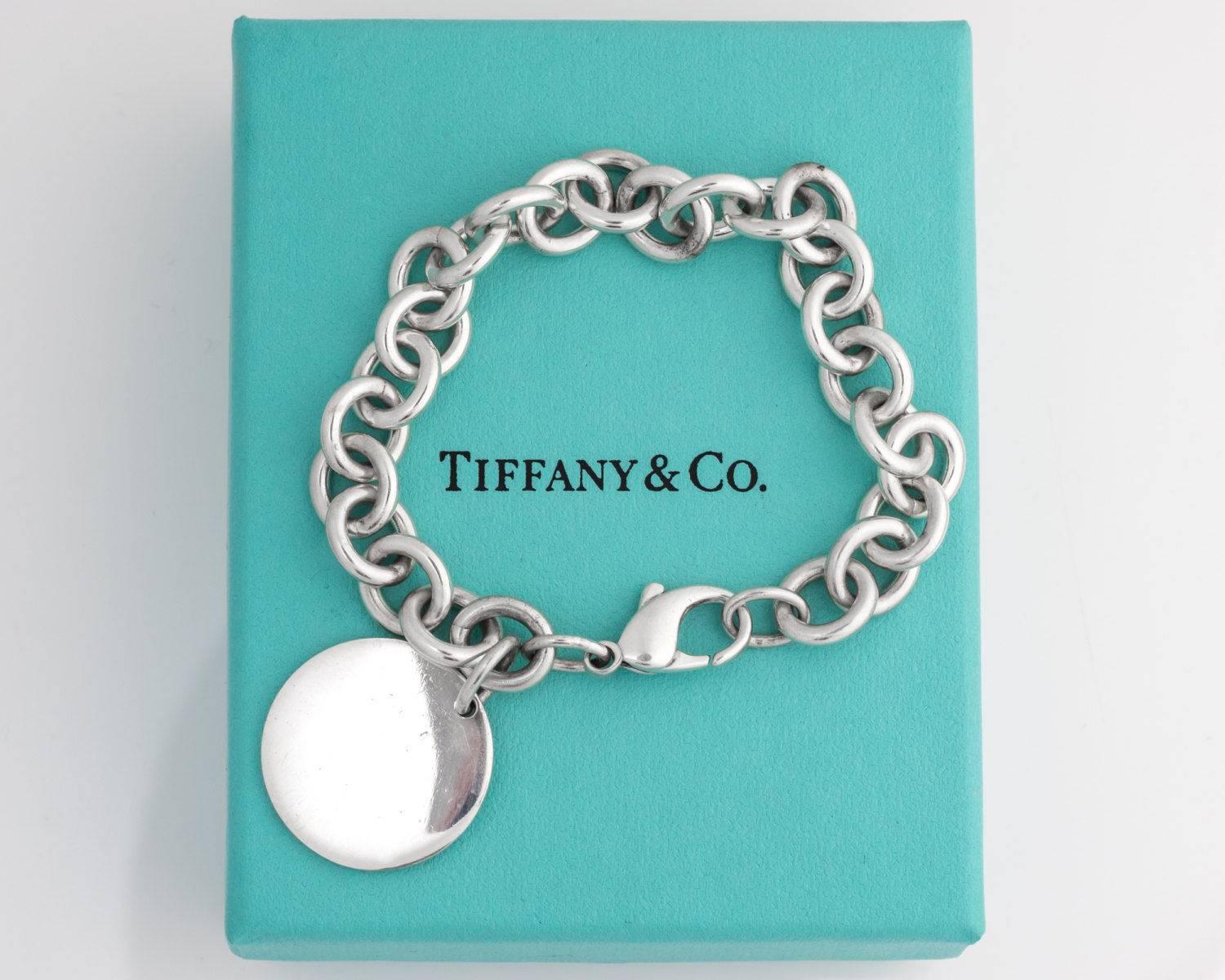 Tiffany and Co. Return to Tiffany Round Tag Bracelet - Sterling Silver

Features round open links and a Return to Tiffany Round Tag charm. Crafted from Sterling Silver, this classic bracelet fastens with a lobster claw closure. 

This beautiful