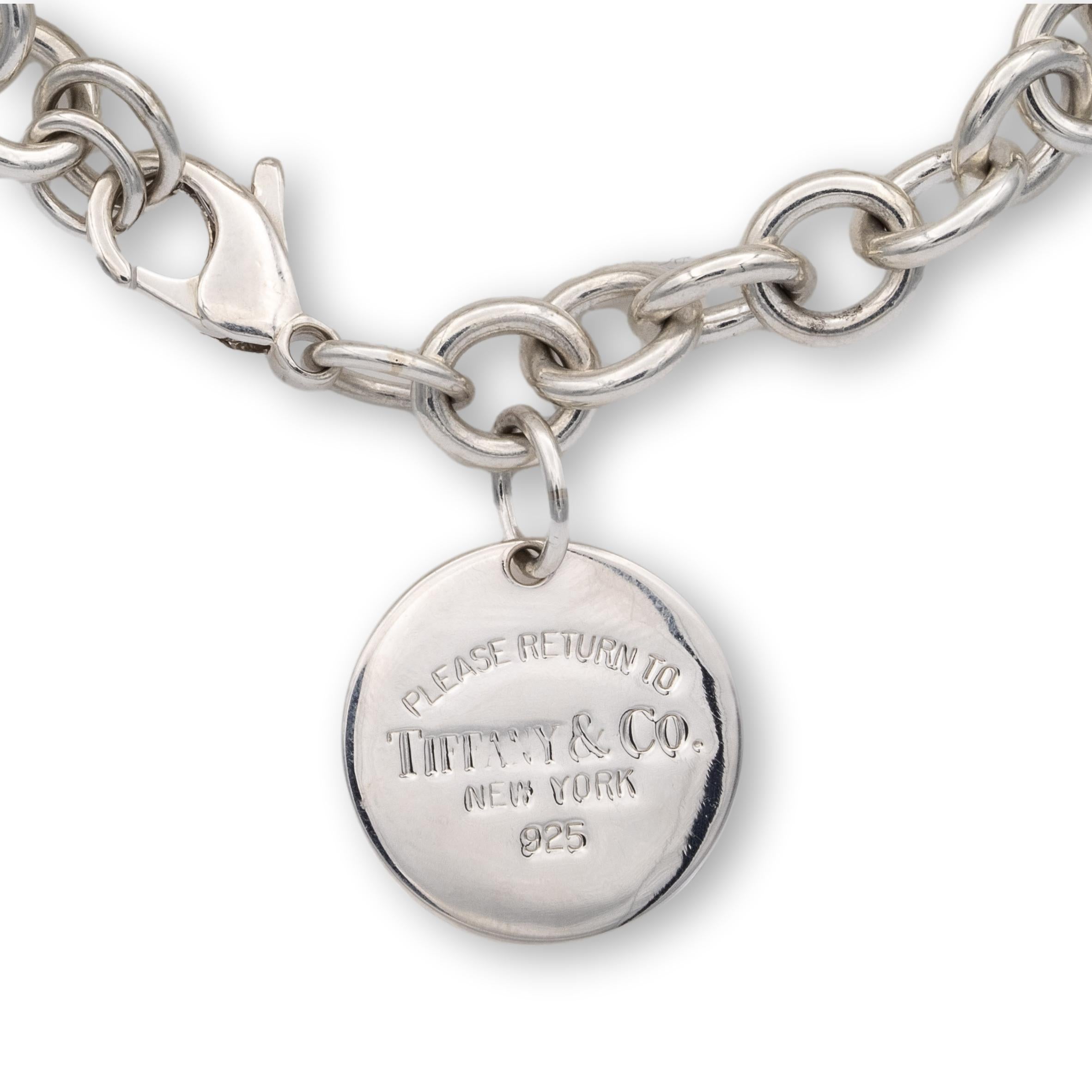 Tiffany & Co. Armband aus der Return To Tiffany-Kollektion fein in Handarbeit in Sterling Silber mit einem großen runden Scheibe Charme voll gestempelt. Großer Karabinerhakenverschluss. Das Armband passt an Handgelenke bis zu einer Länge von 7::5