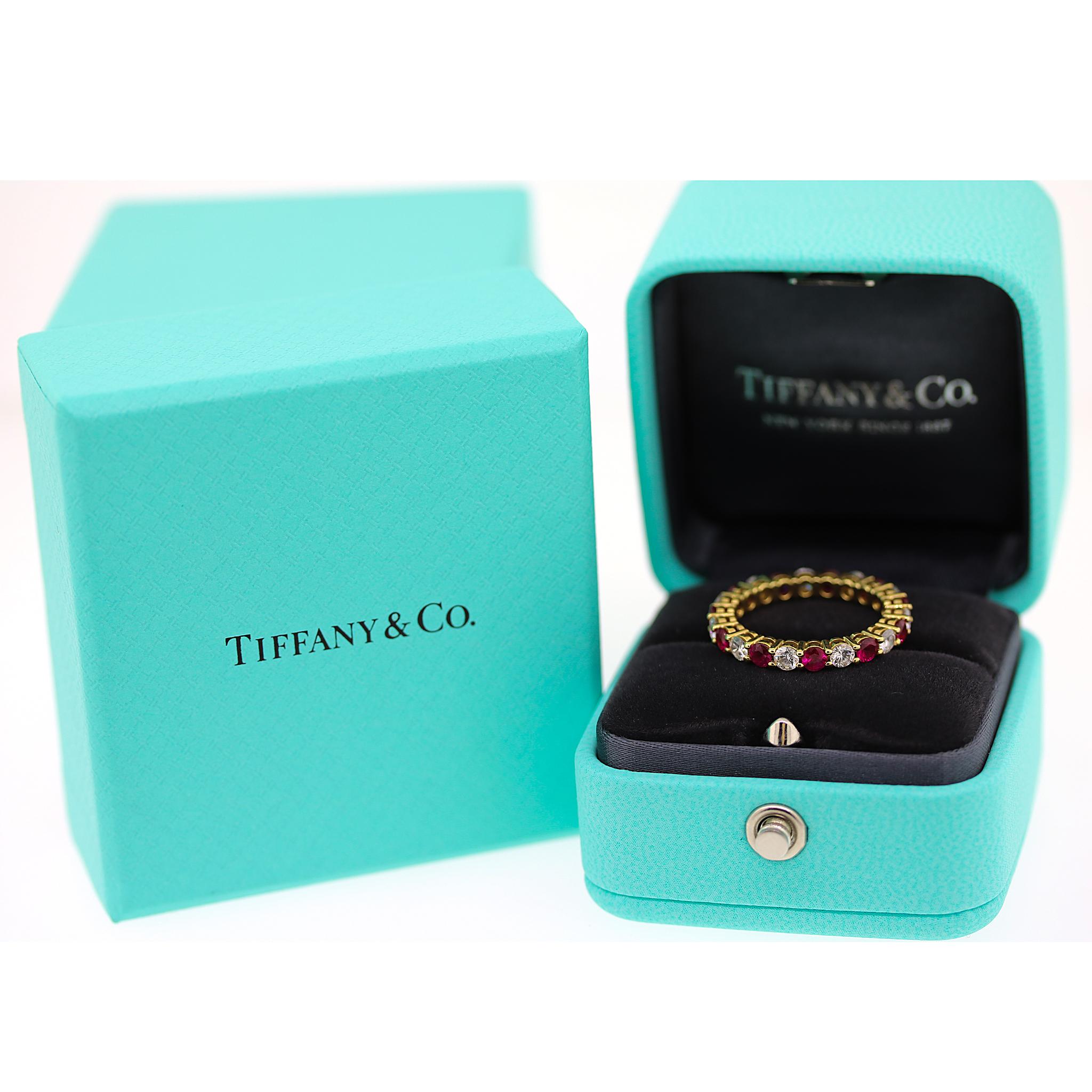 18 kt Gelbgold
Ringgröße: 6.25
 Breite-2,85 mm
Rubine: 0,80 tcw
Diamant: 0.65 ct twd
Kommt mit seiner ursprünglichen Tiffany and Co. Ringbuch