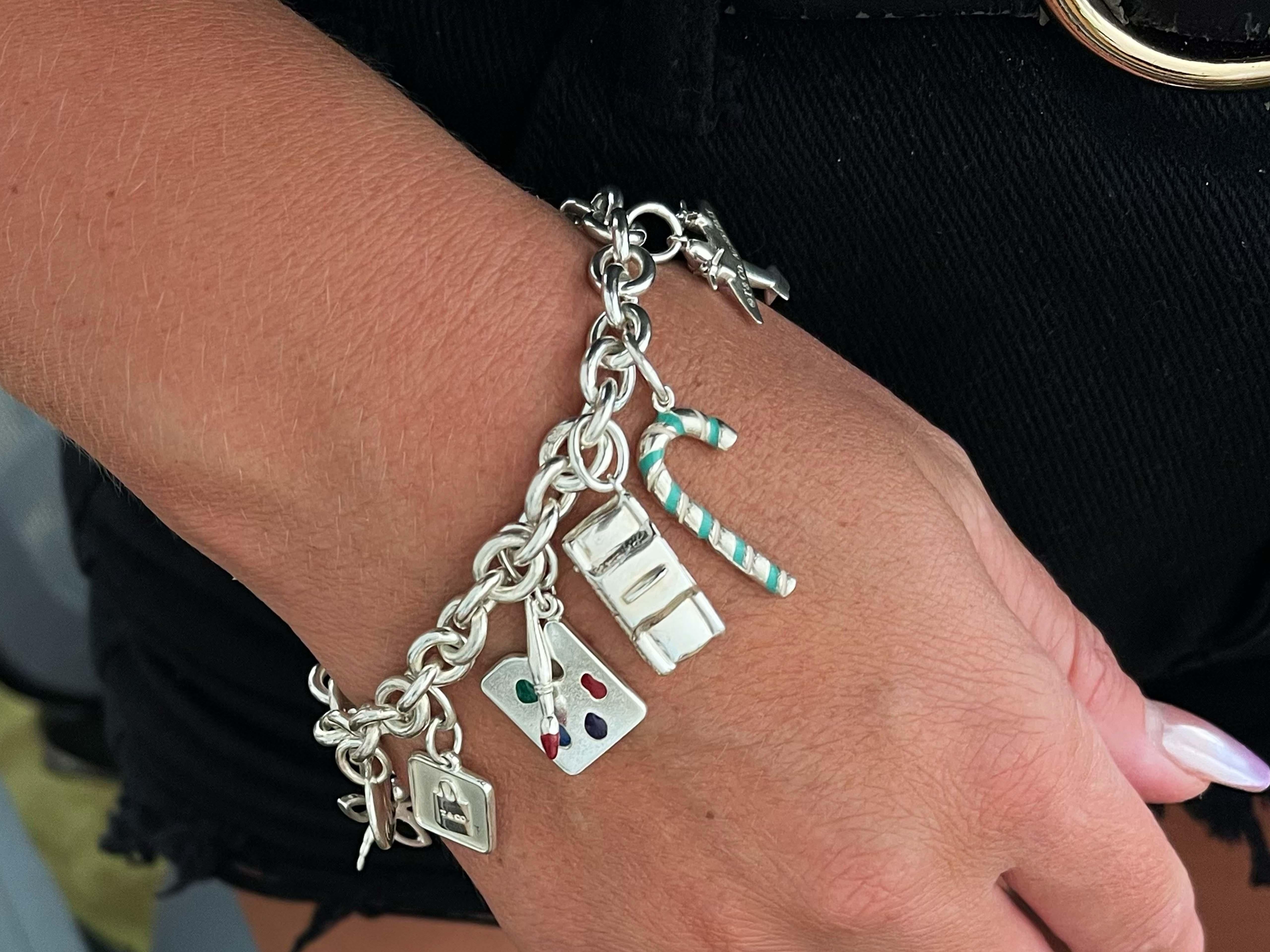 Ce bracelet Tiffany unique en son genre est extrêmement rare et présente des charmes rares dont certains ne sont pas disponibles sur le marché, notamment le charme de la palette d'art.

Spécifications de l'article :

Marque : Tiffany & Co.

Métal :