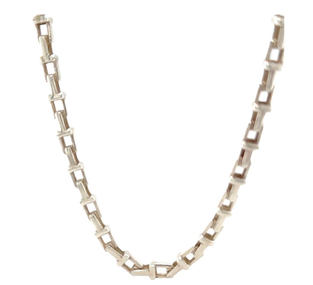 Tiffany and Co Small T Square Chain Necklace in Sterling Silver. 

50cm in length - Links are soldered smoothly

Extremely Rare Piece - DISCONTINUED IN 2015

Metal: 925 Sterling Silver
Carat: N/A
Colour: N/A
Clarity:  N/A
Cut: N/A
Weight: 30.0
