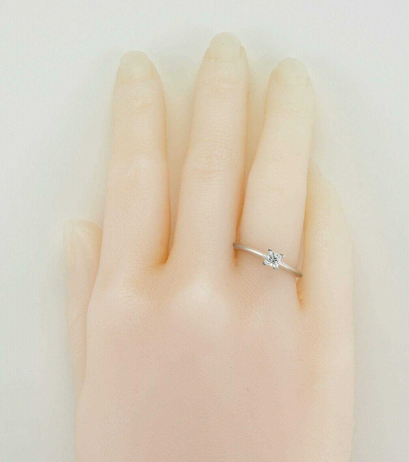Tiffany and Co Bague solitaire en platine avec diamant taille princesse de 0,26 carat en vente 7