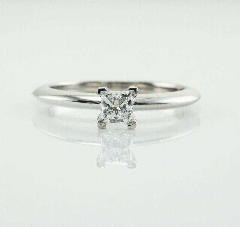 Tiffany and Co Bague solitaire en platine avec diamant taille princesse de  0,26 carat En vente sur 1stDibs