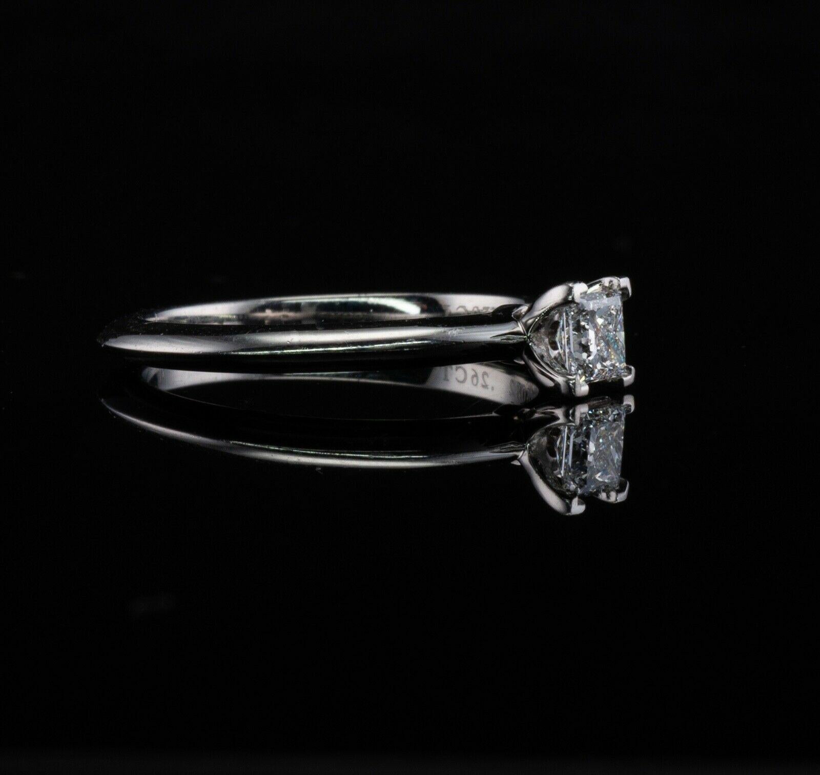 Taille princesse Tiffany and Co Bague solitaire en platine avec diamant taille princesse de 0,26 carat en vente