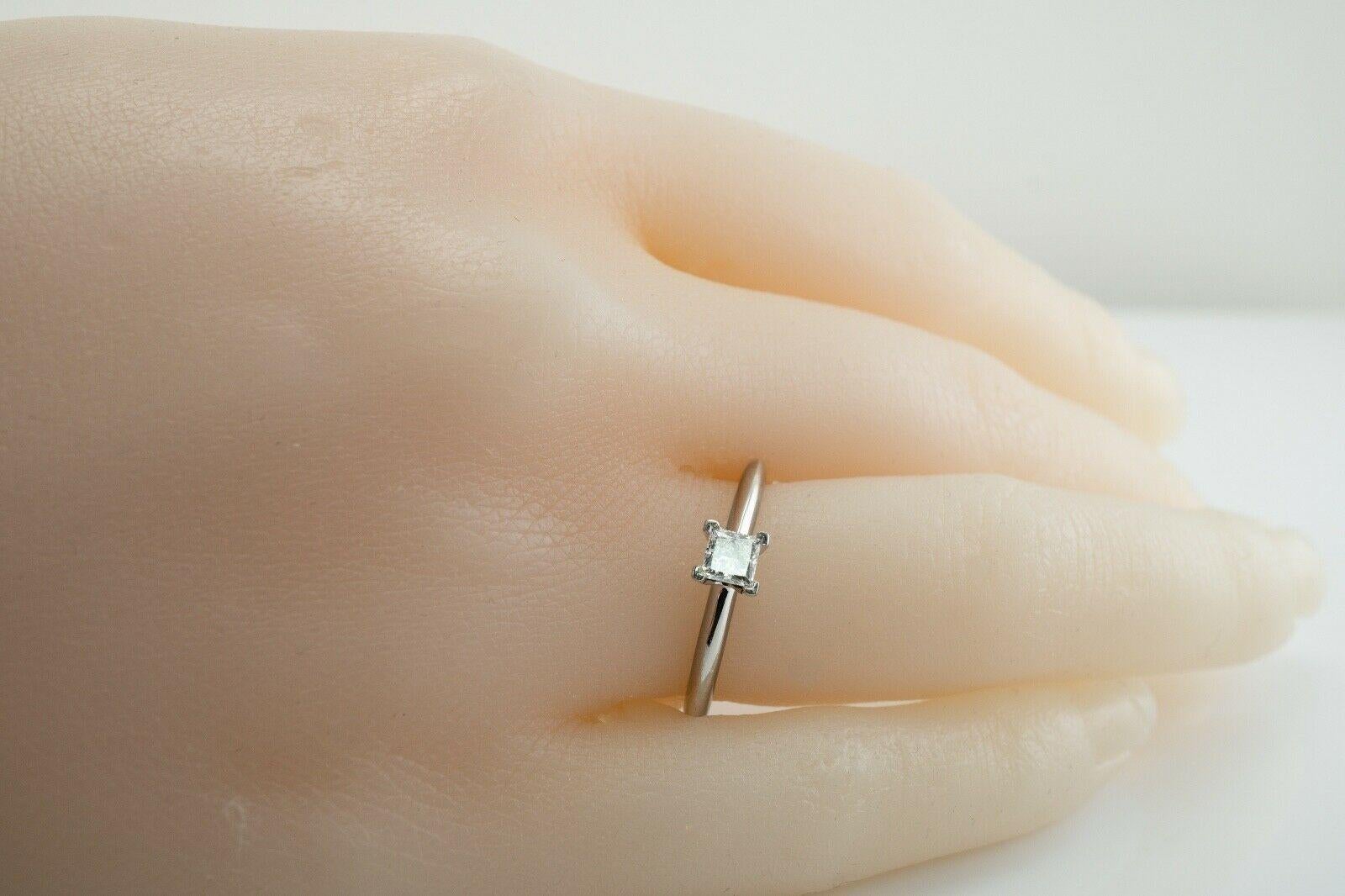 Tiffany and Co Bague solitaire en platine avec diamant taille princesse de 0,26 carat Pour femmes en vente